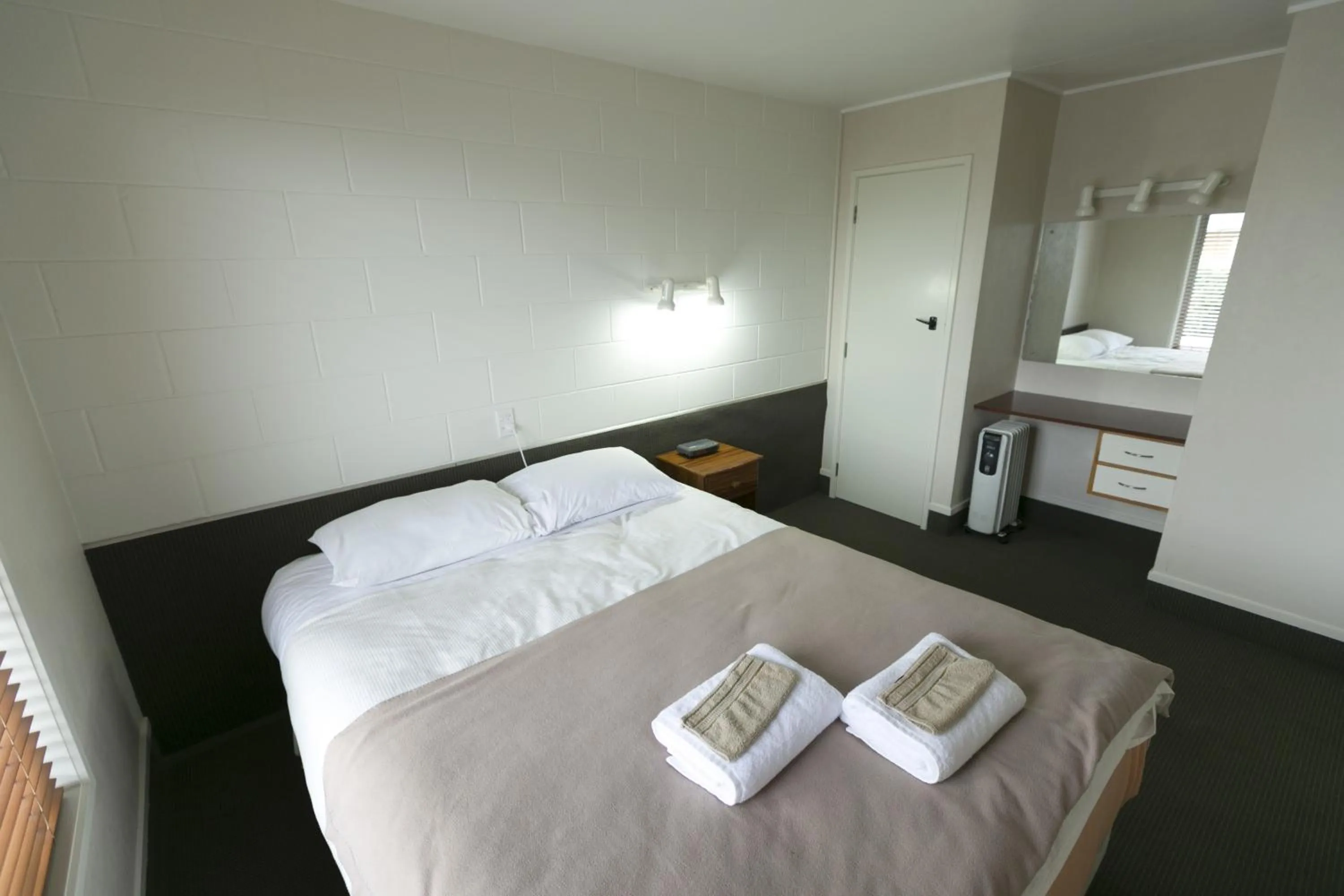 Bedroom, Bed in Maple Lodge Motel