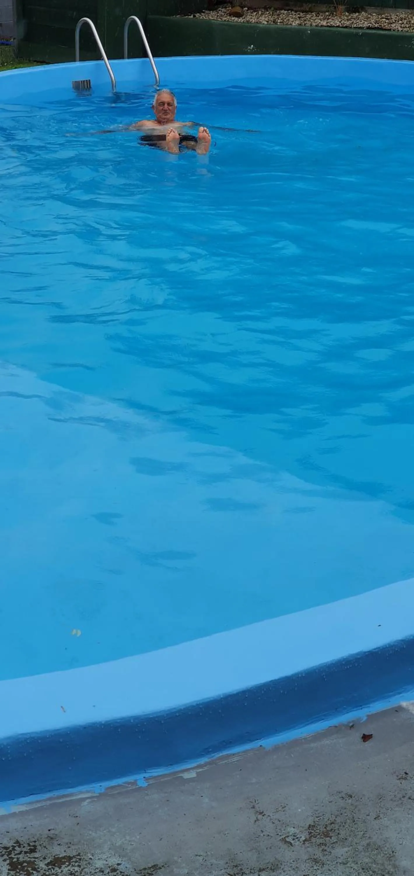 Swimming pool in Maple Lodge Motel