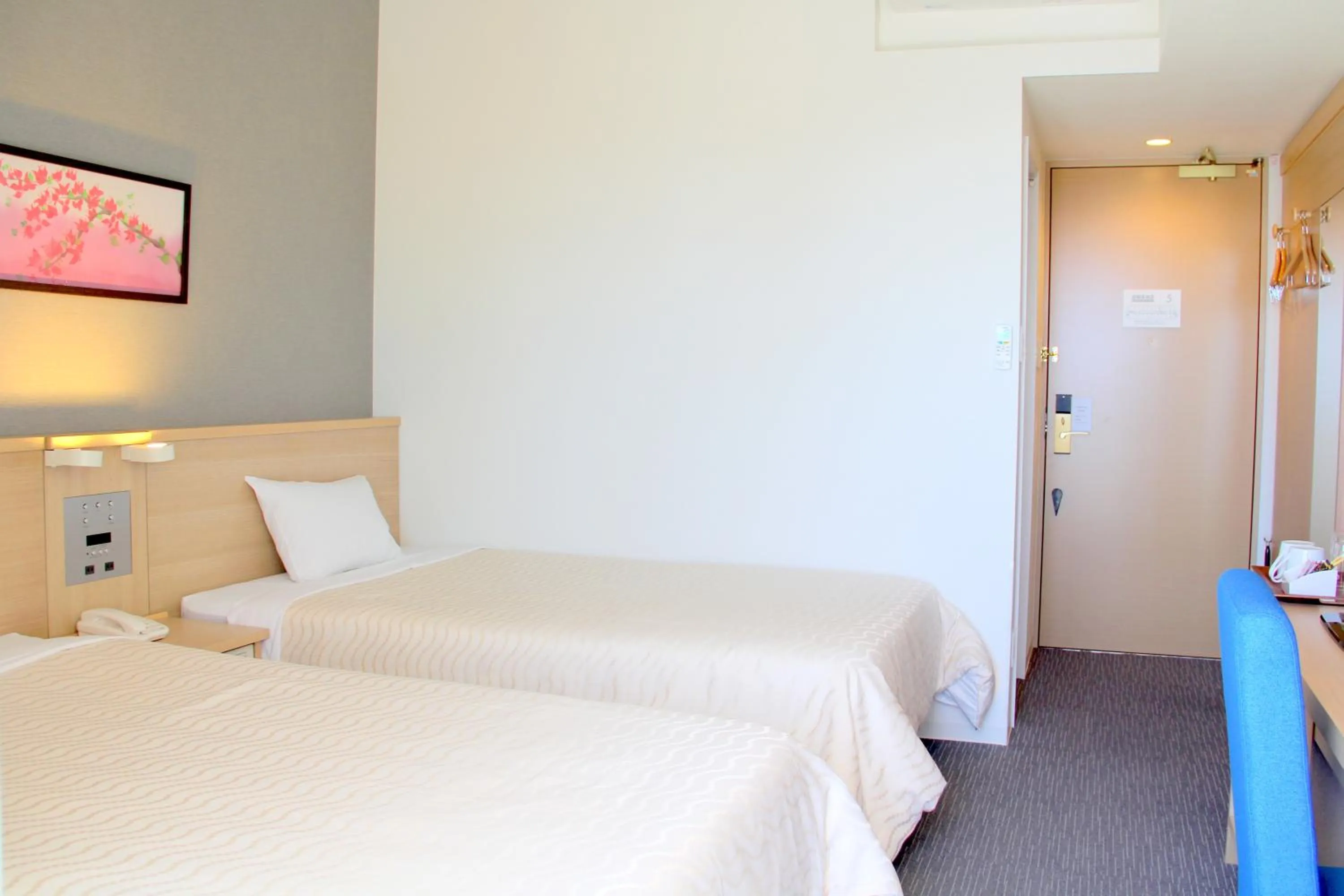 Photo of the whole room, Bed in Hotel Risingsun Miyakojima