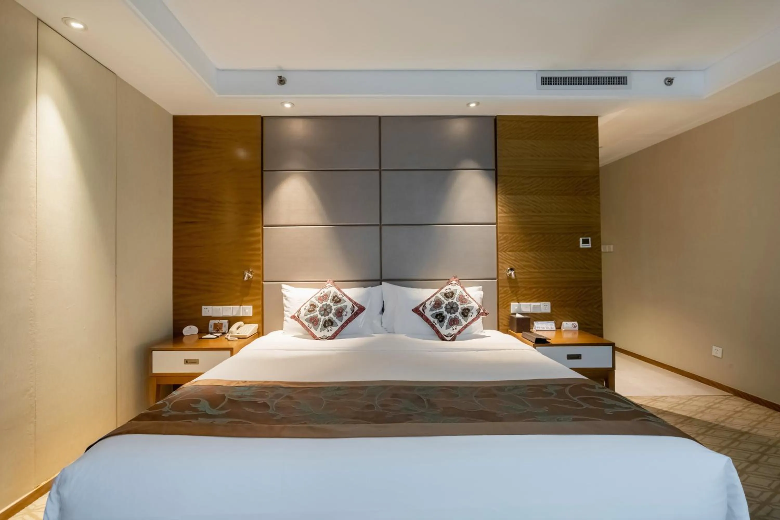 Bedroom, Bed in Xinhua Media Hotel