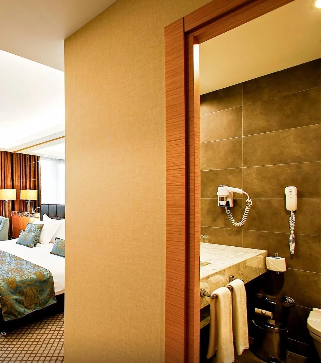 Bathroom, Bed in Anemon Bursa Gönlüferah Termal&Spa Otel