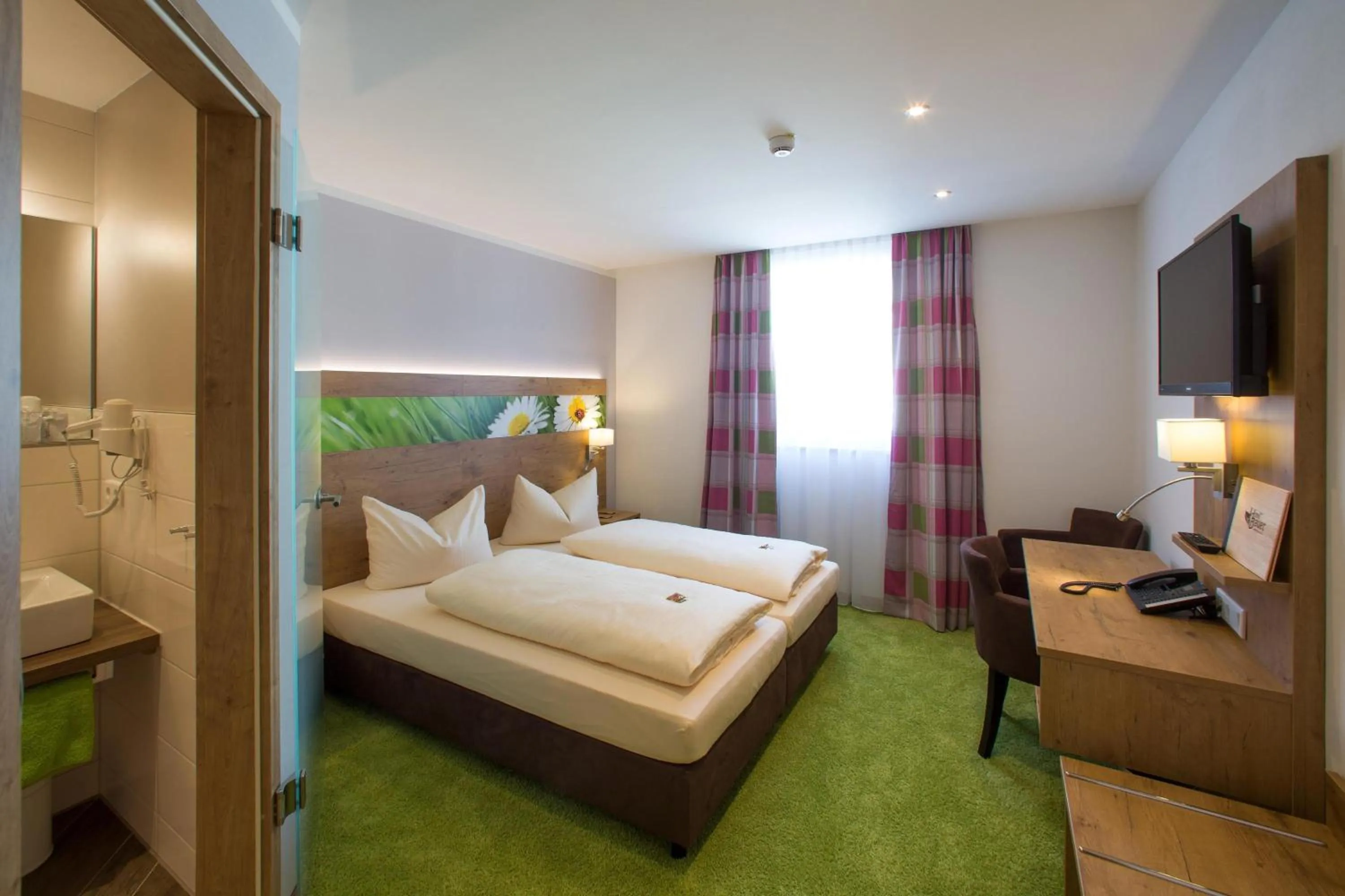 Photo of the whole room, Bed in Hotel Bauer garni