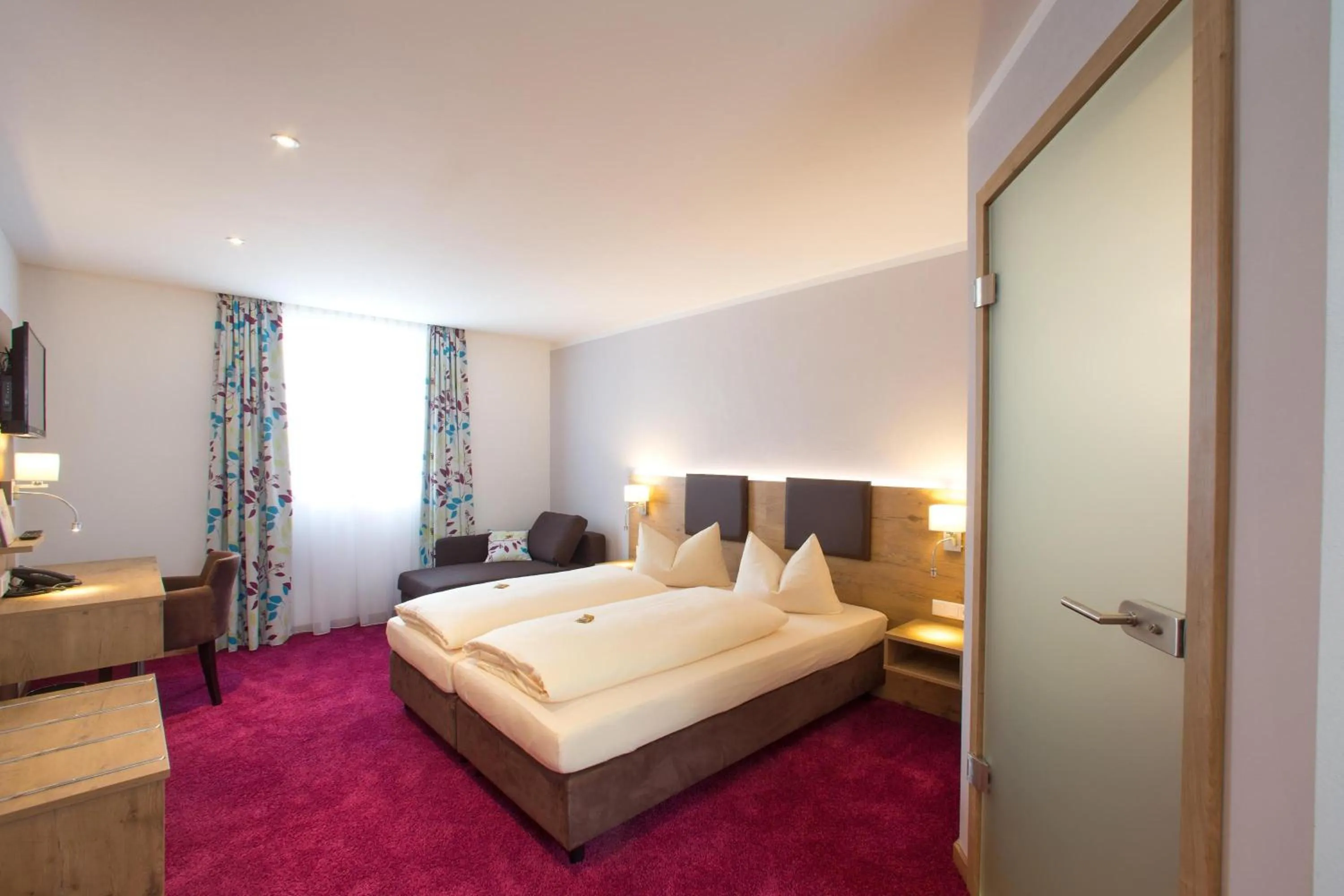 Photo of the whole room, Bed in Hotel Bauer garni