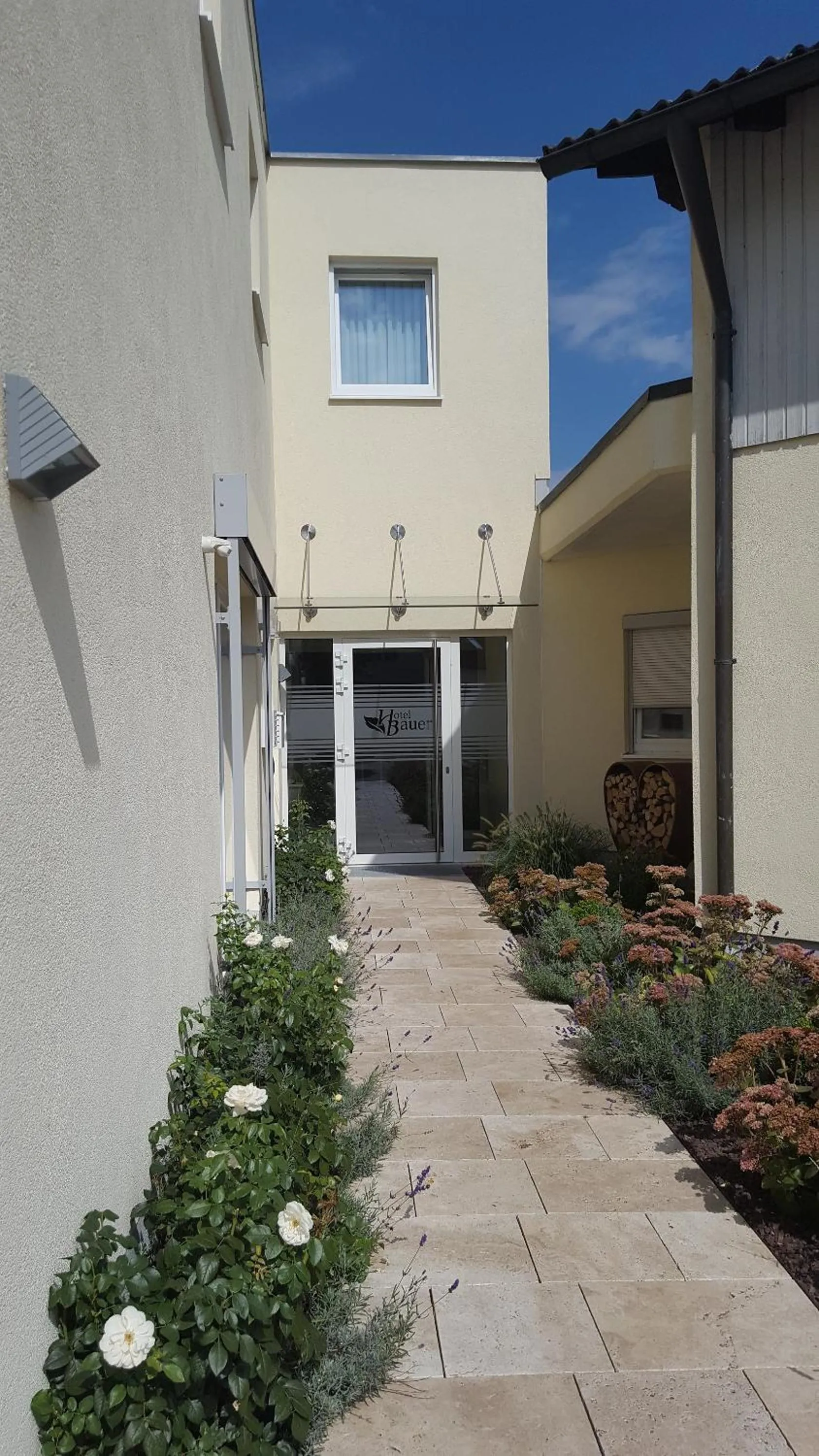 Facade/entrance in Hotel Bauer garni