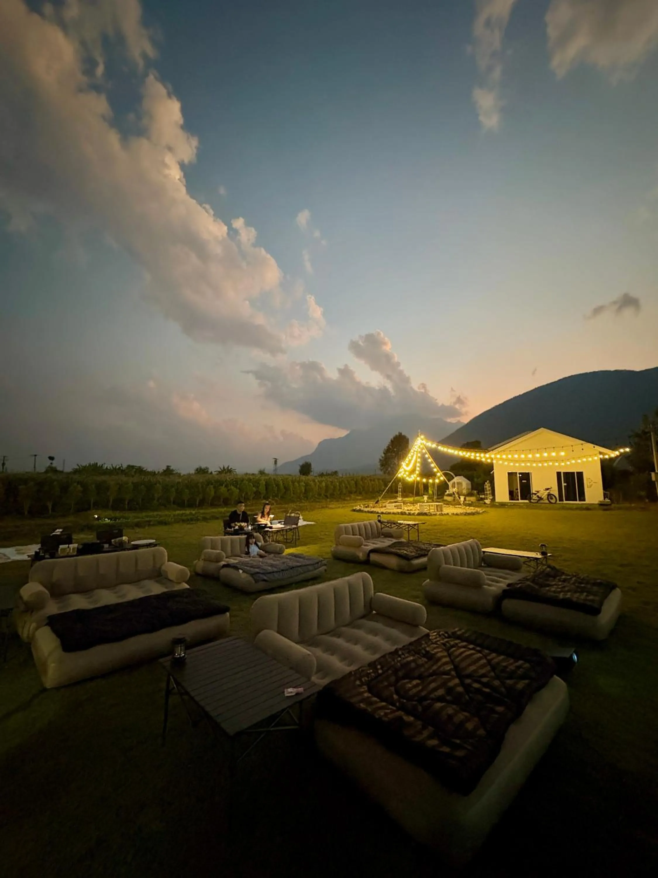 Evening entertainment in Paradise Resort & Cafe