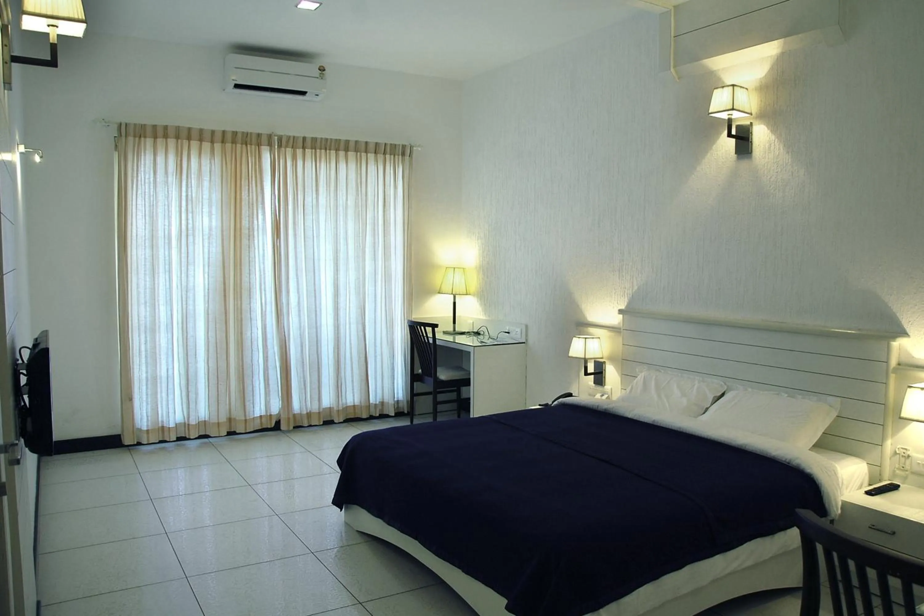 Bedroom, Bed in Blue Waters