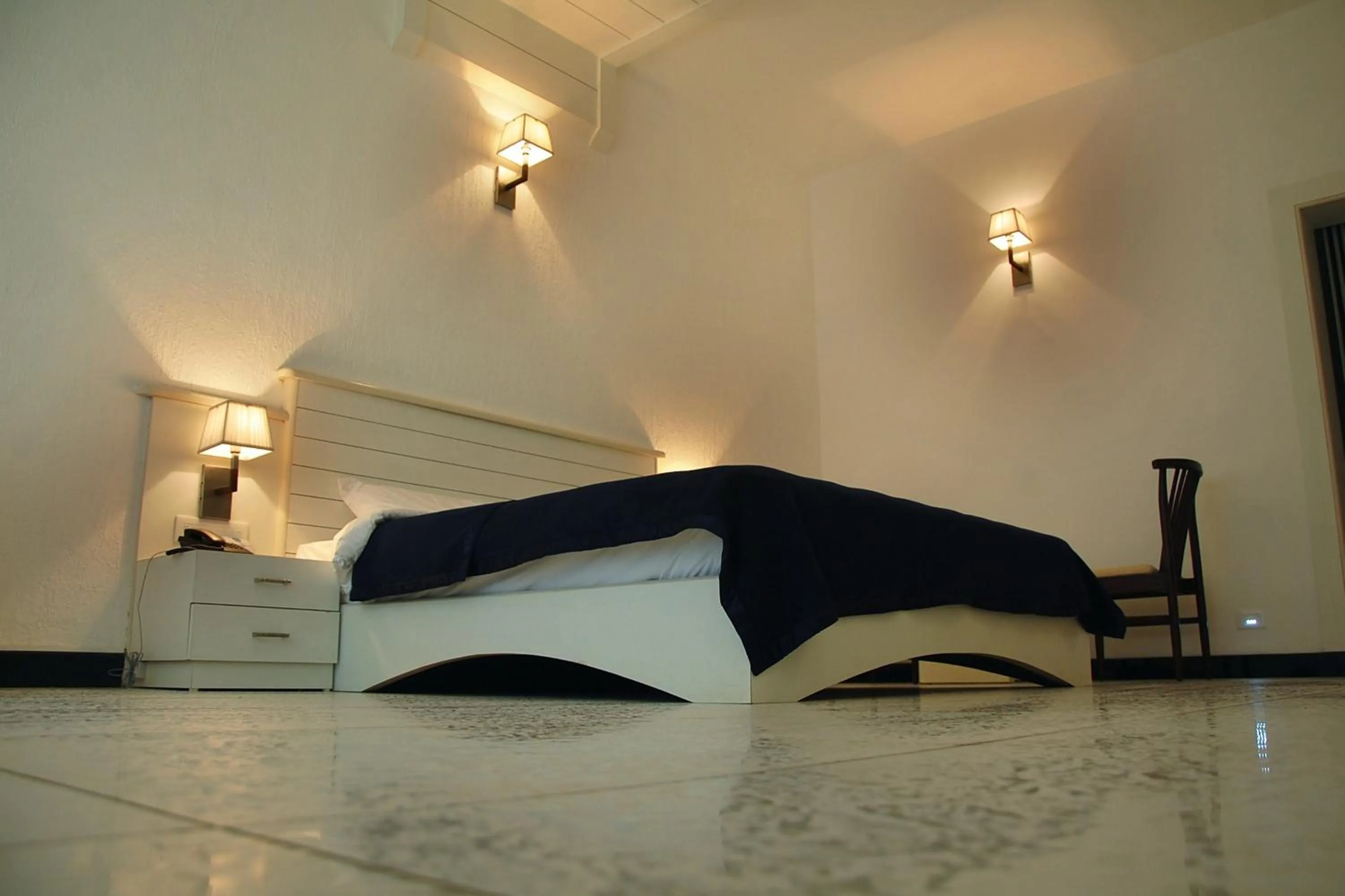 Bedroom, Bed in Blue Waters