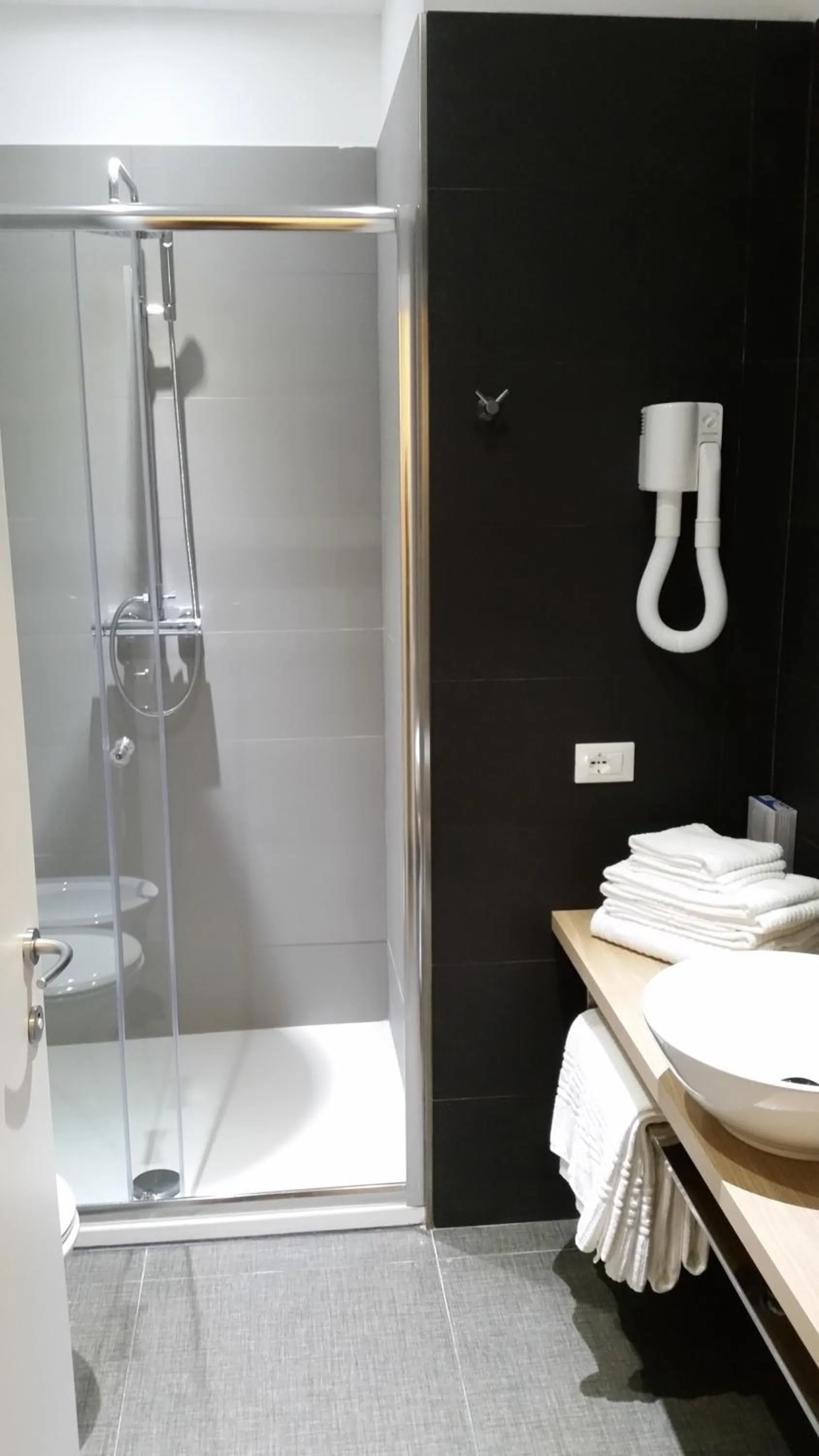 Shower in Hotel La Tavernetta
