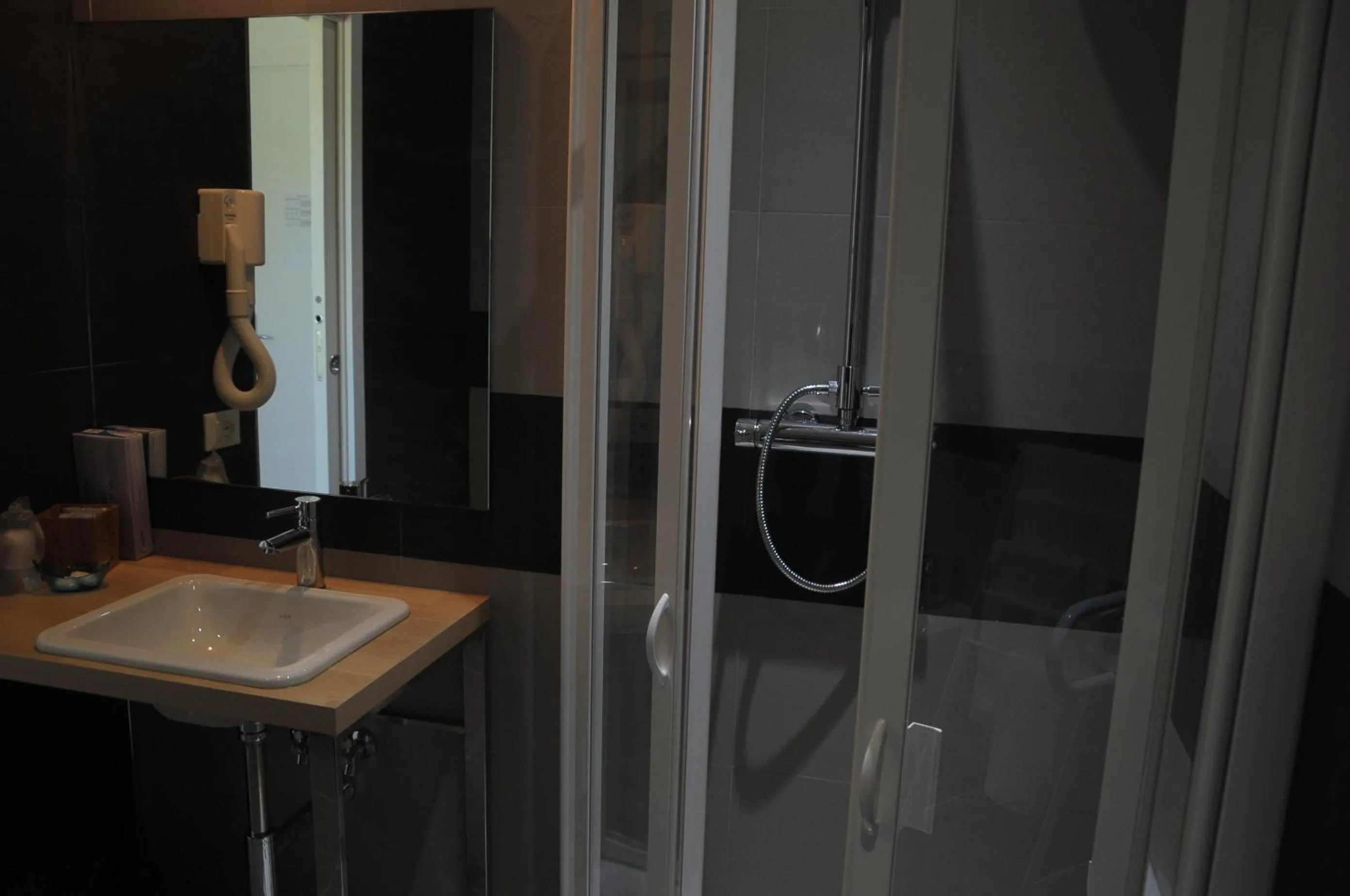 Shower in Hotel La Tavernetta