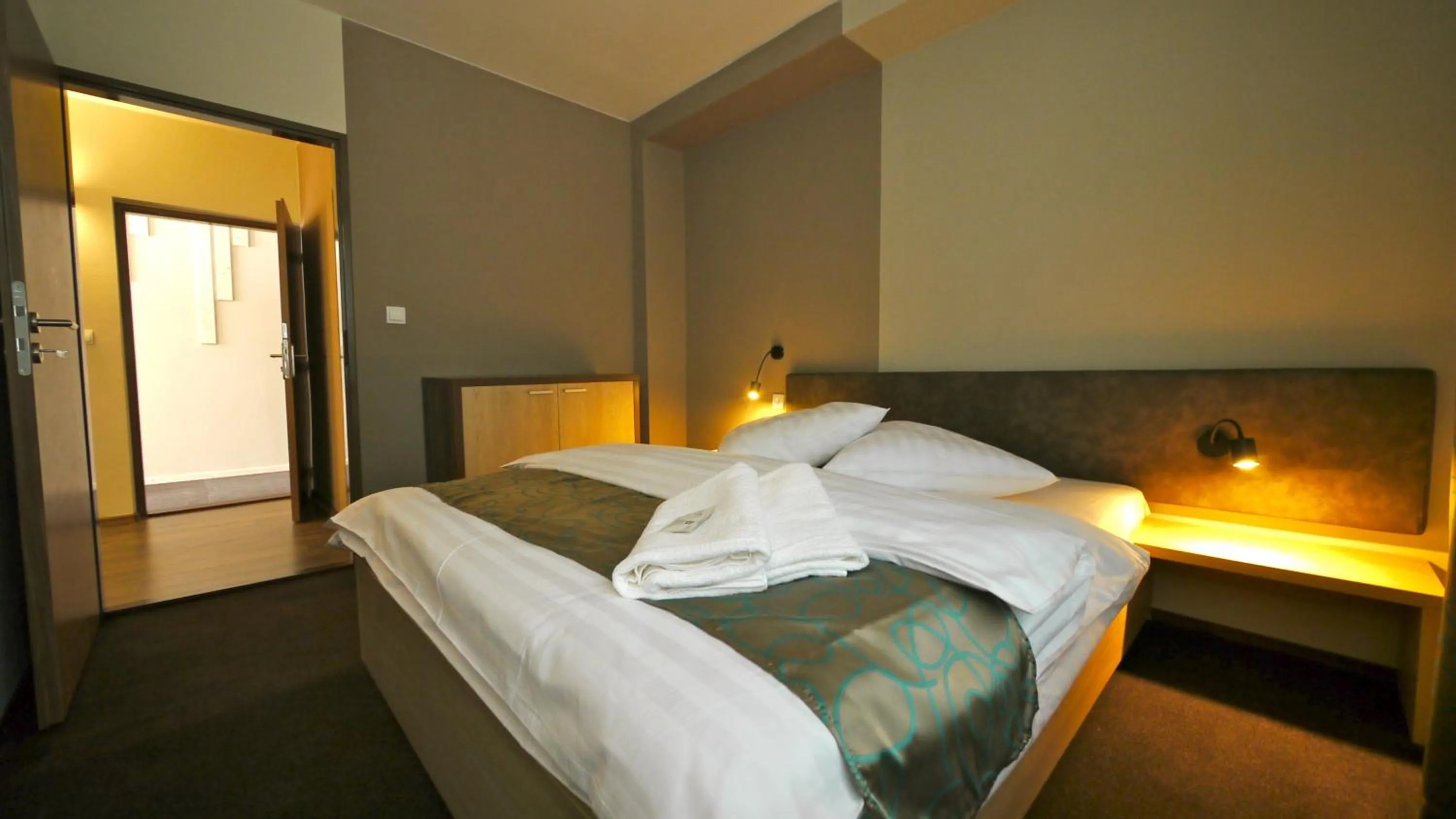 Bedroom, Bed in Riverside