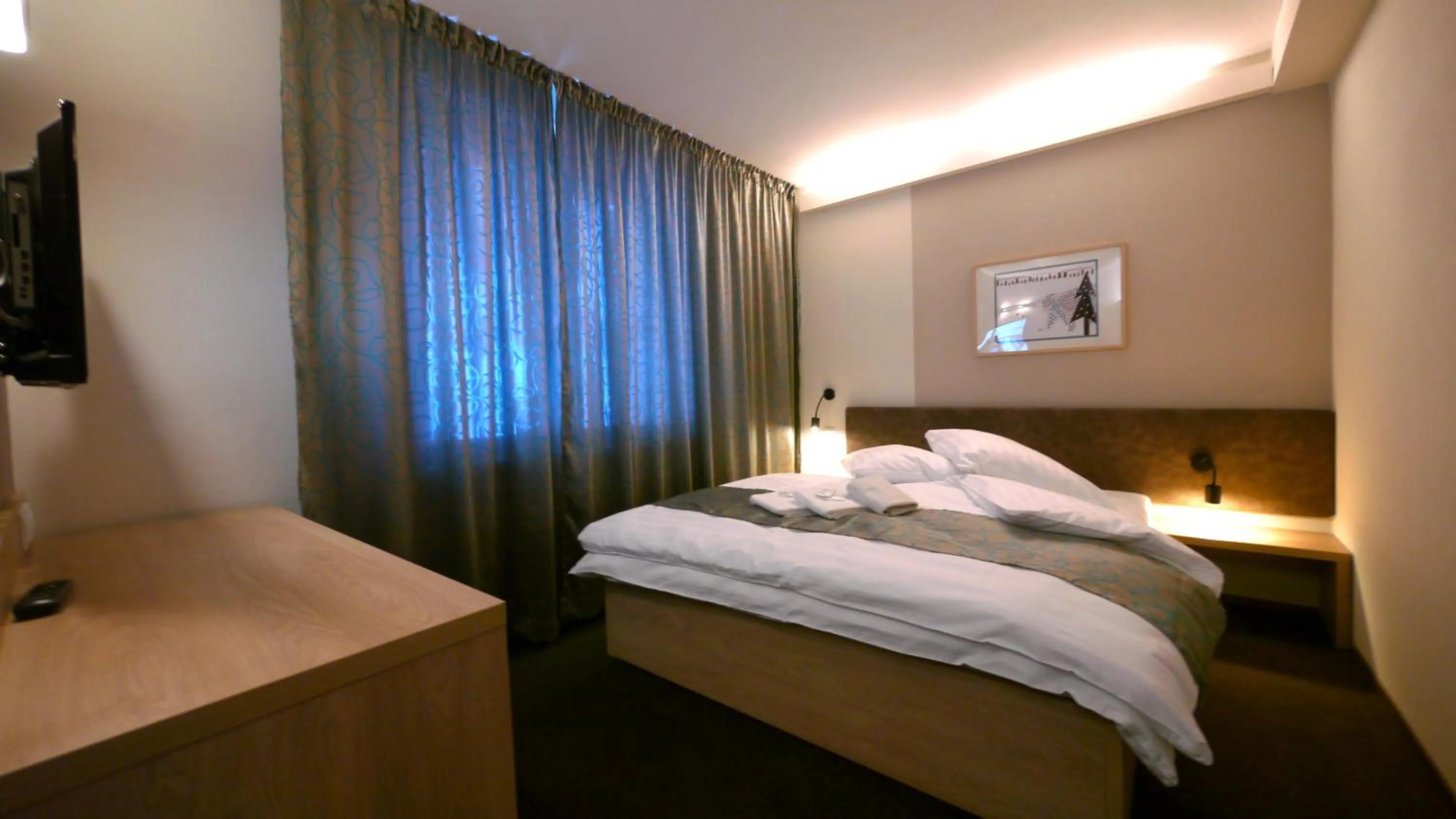 Bedroom, Bed in Riverside