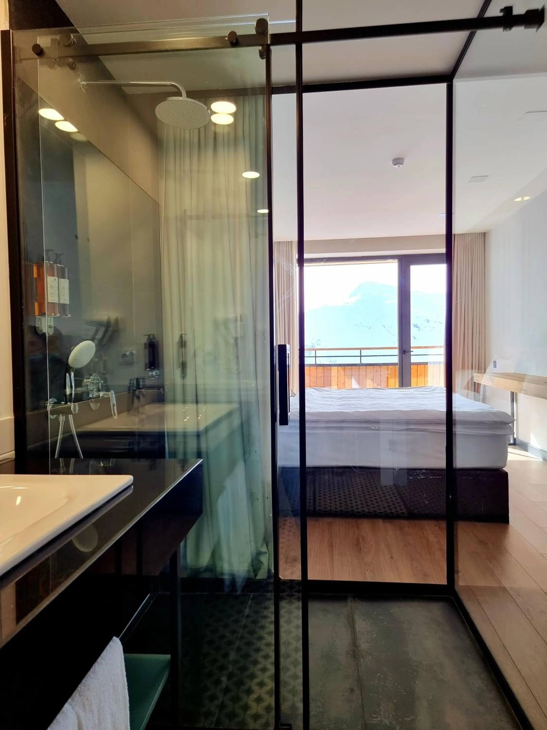 Bathroom, Bed in Monte Hotel