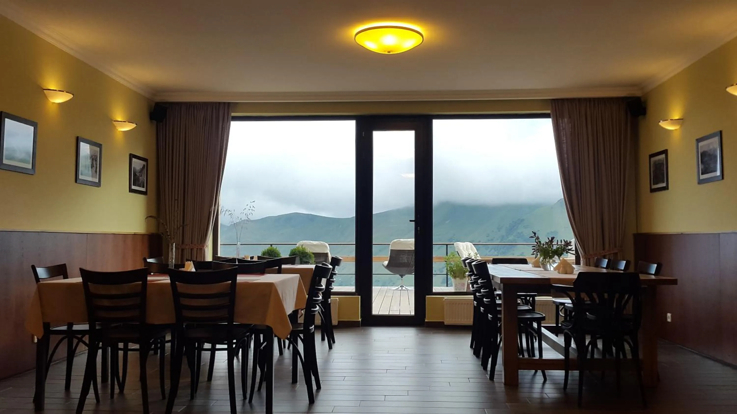 Restaurant/places to eat in Monte Hotel