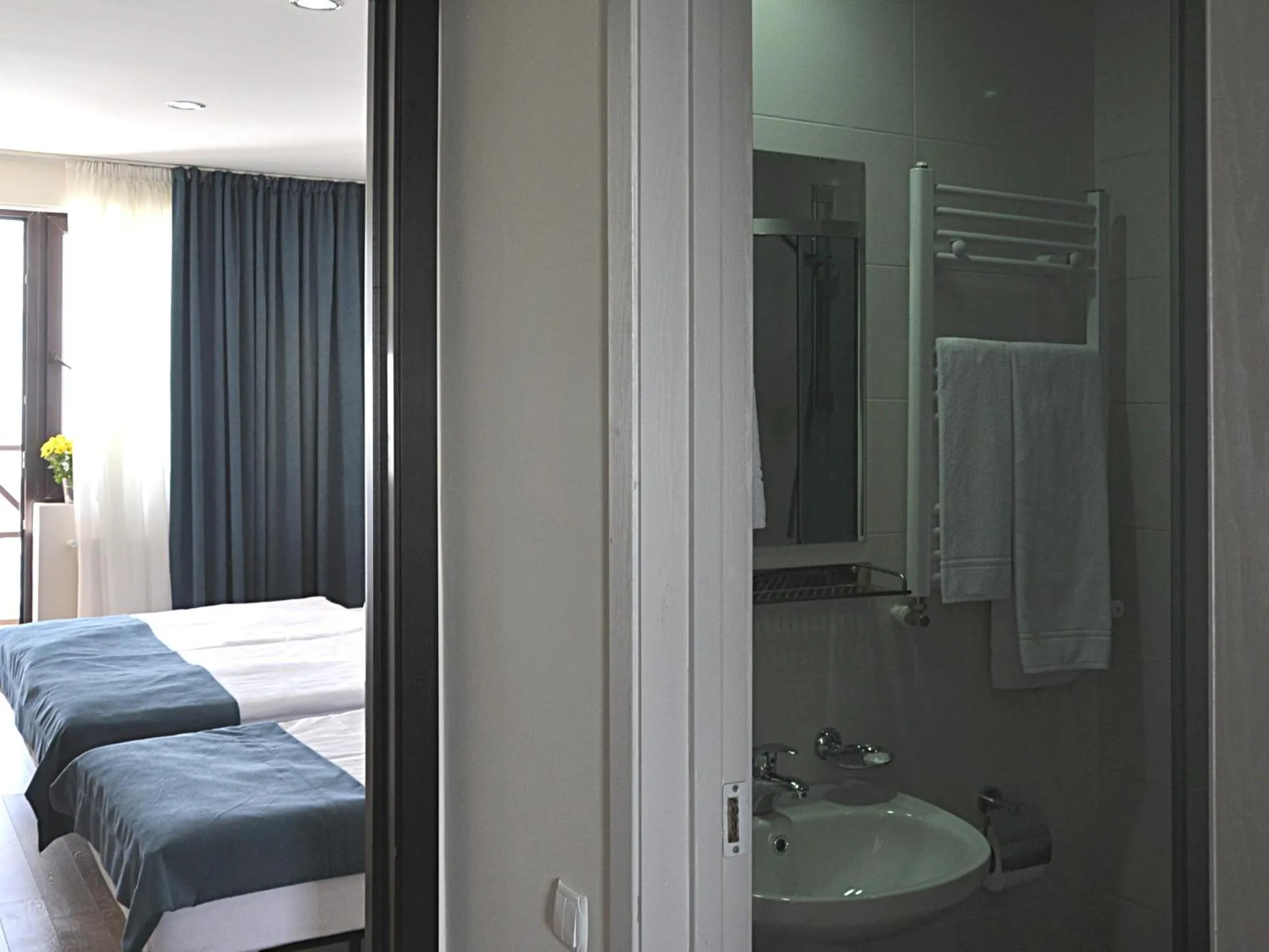Bathroom, Bed in Monte Hotel