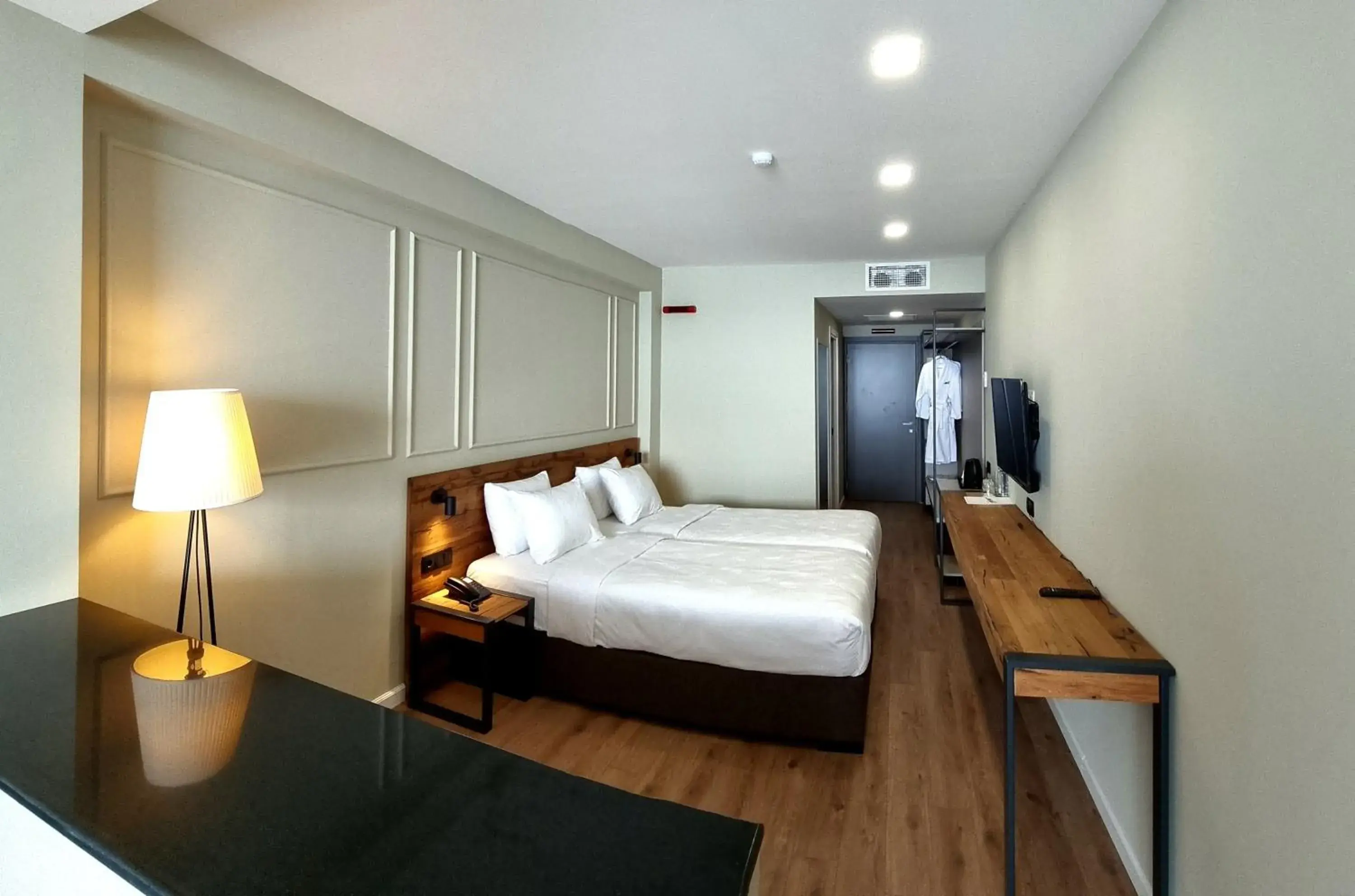 Deluxe Double or Twin Room with Mountain View in Monte Hotel Deluxe Double or Twin Room with Mountain View in Monte Hotel