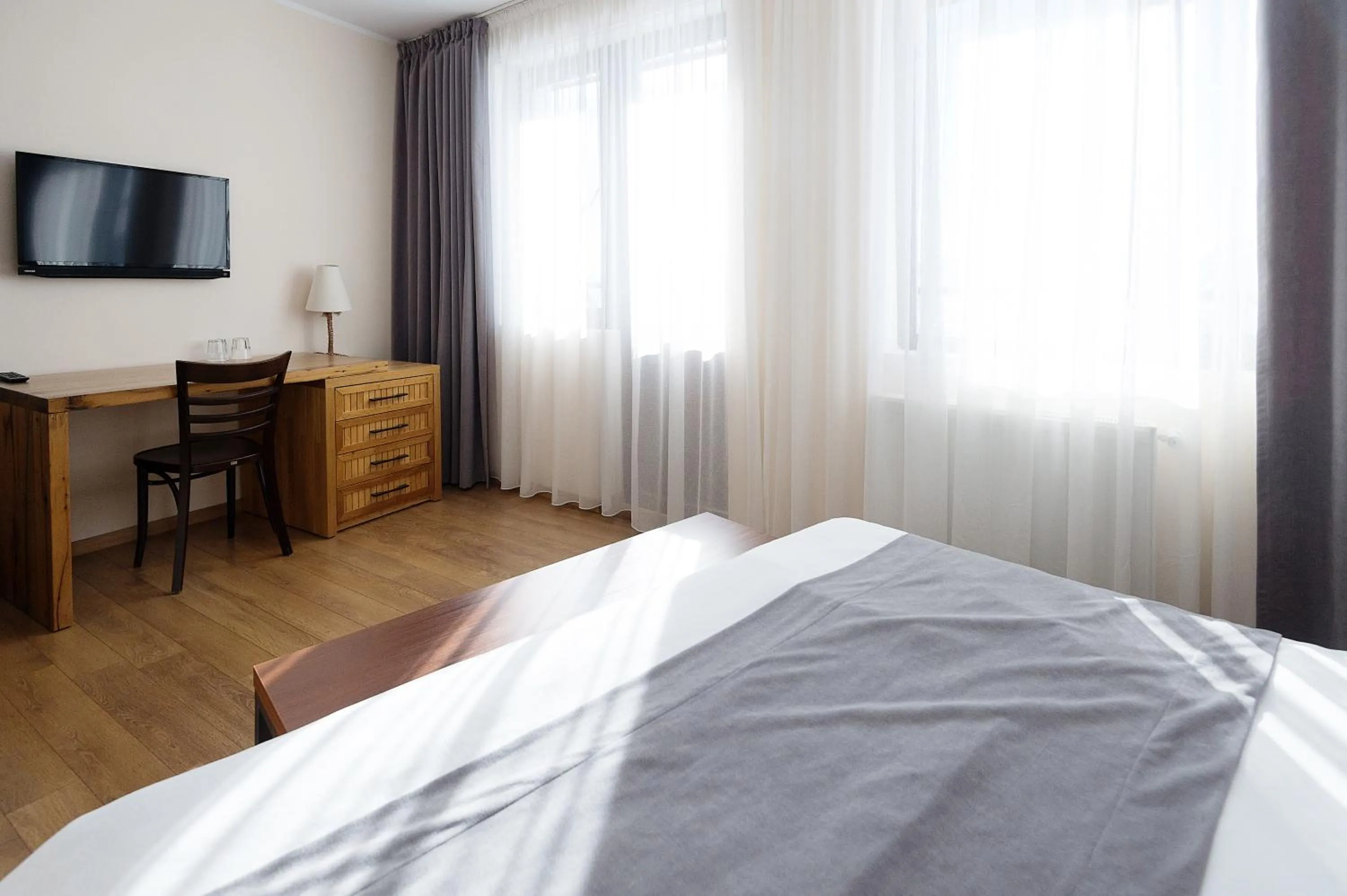 Communal lounge/ TV room, Bed in Monte Hotel