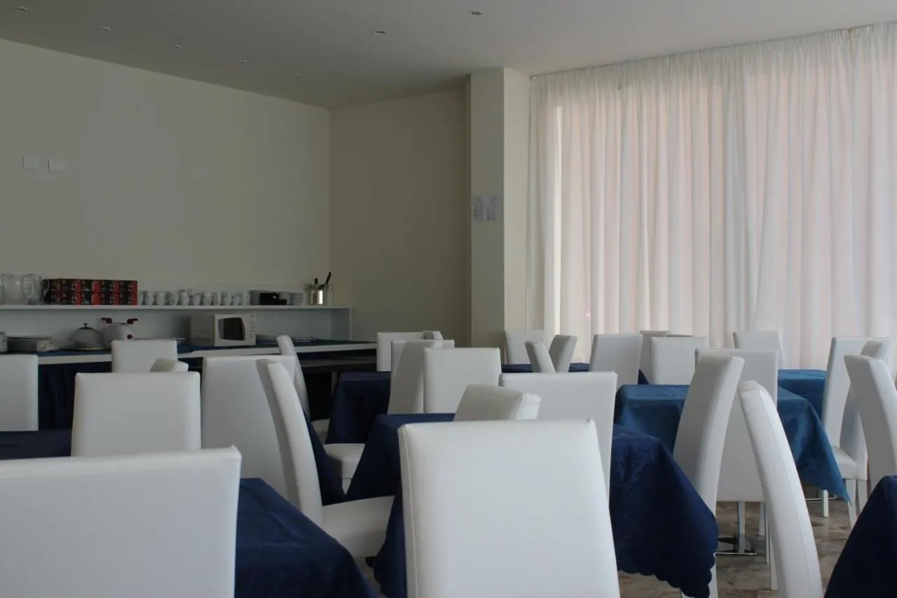Restaurant/places to eat in Hotel Marina
