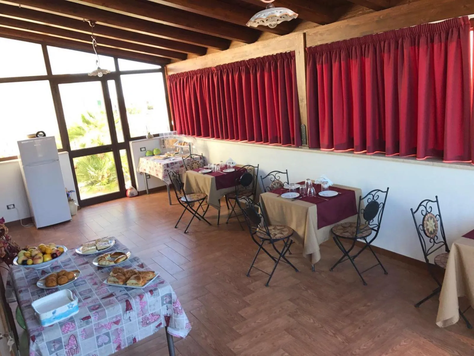 Restaurant/places to eat in El Nur Bed & Breakfast