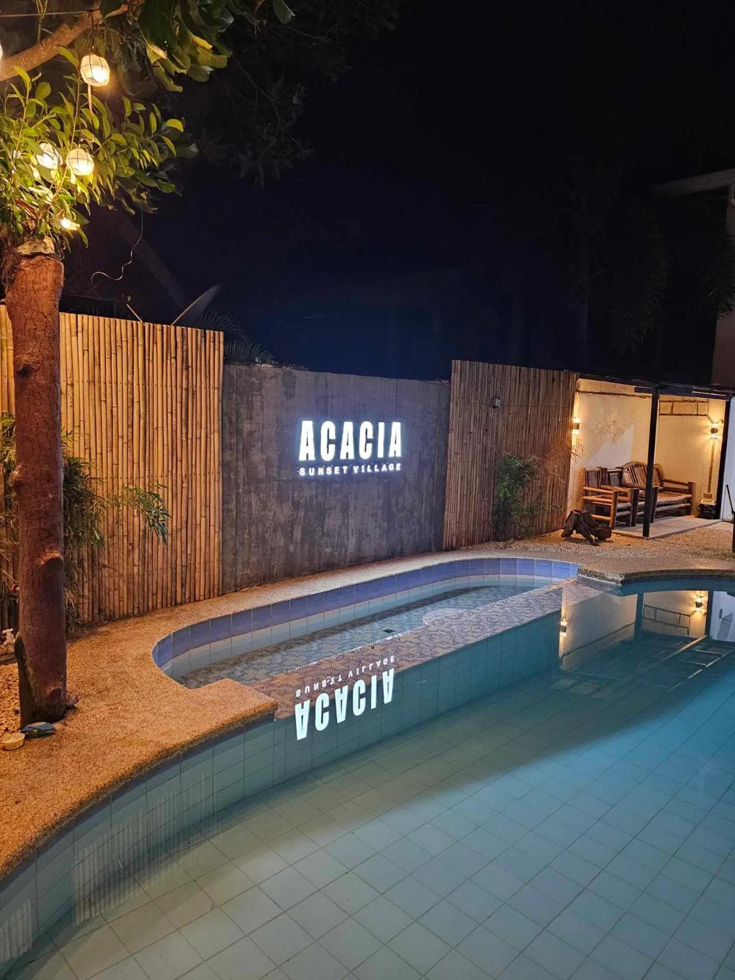 Swimming pool in Acacia Sunset Village Inn