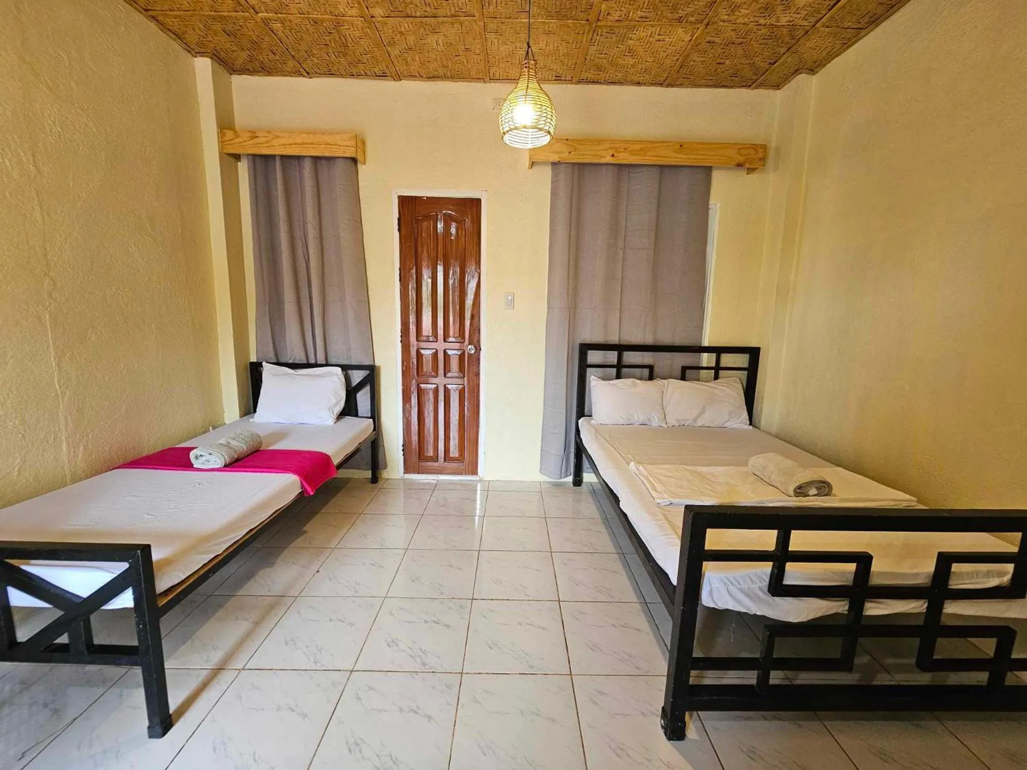 Bed in Acacia Sunset Village Inn