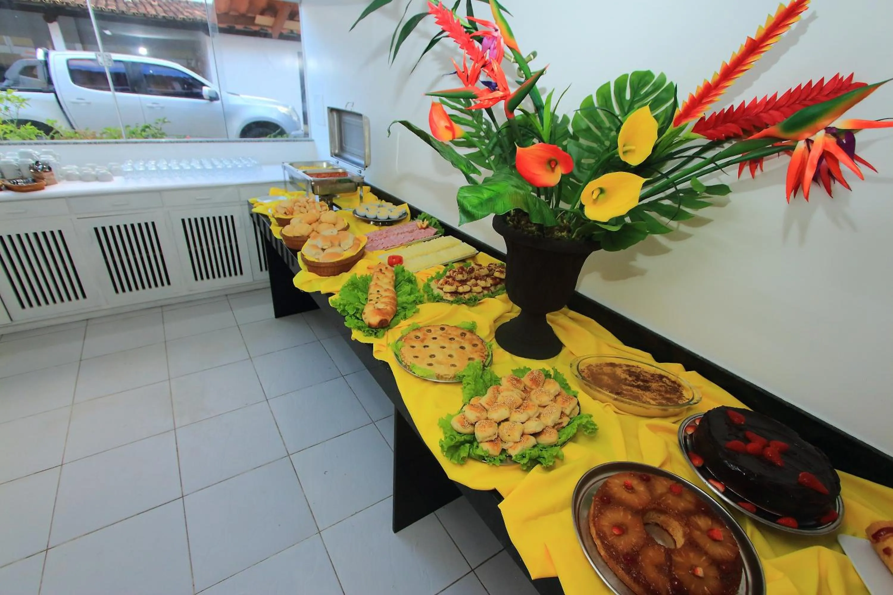 Restaurant/places to eat in Navegantes Hotel