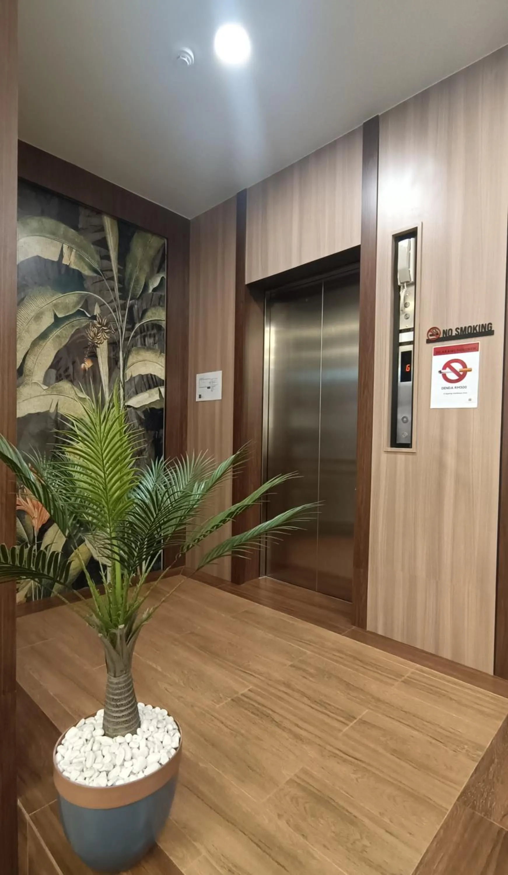 elevator in Sh Garden Hotel