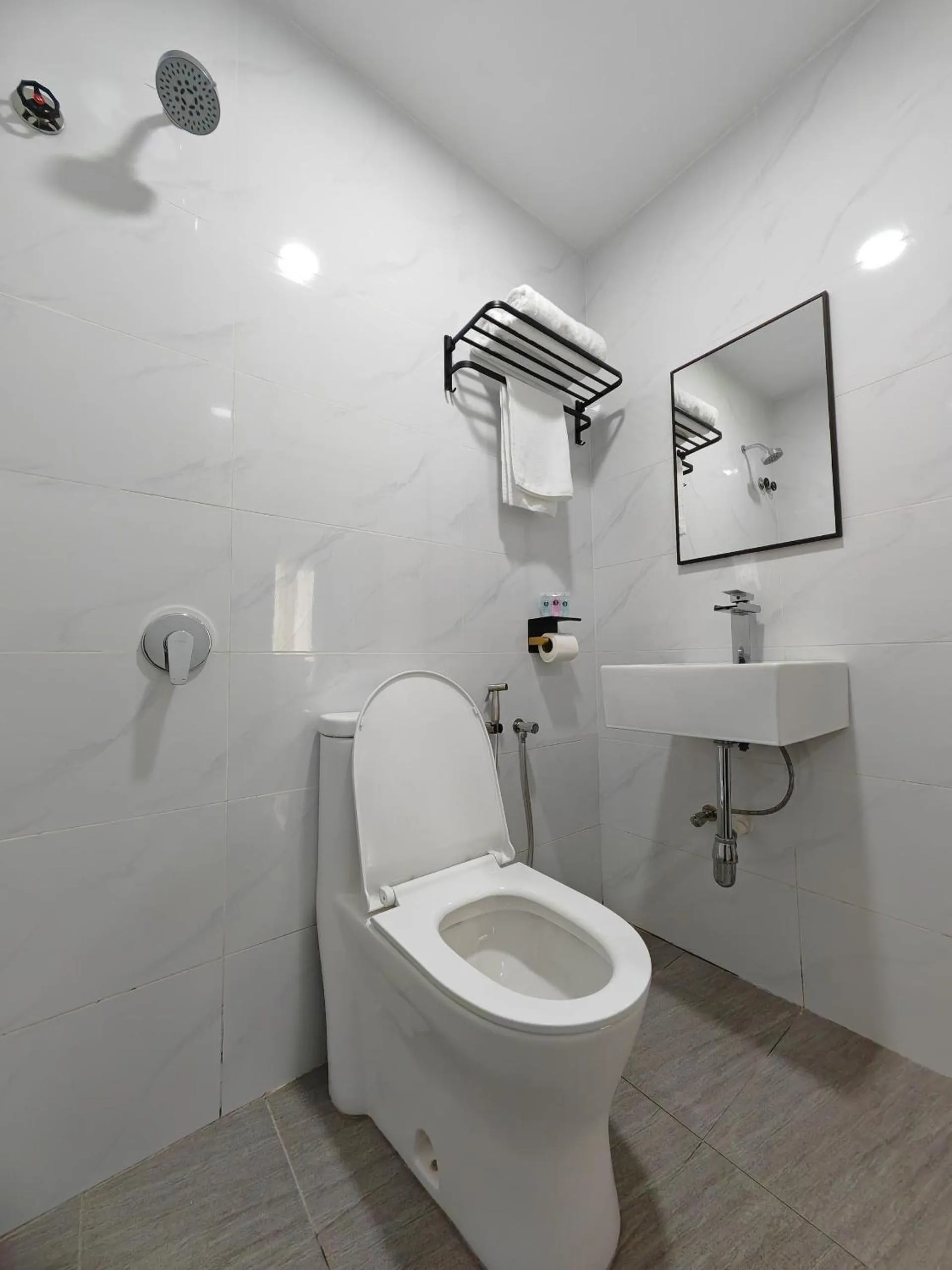 Shower in Sh Garden Hotel