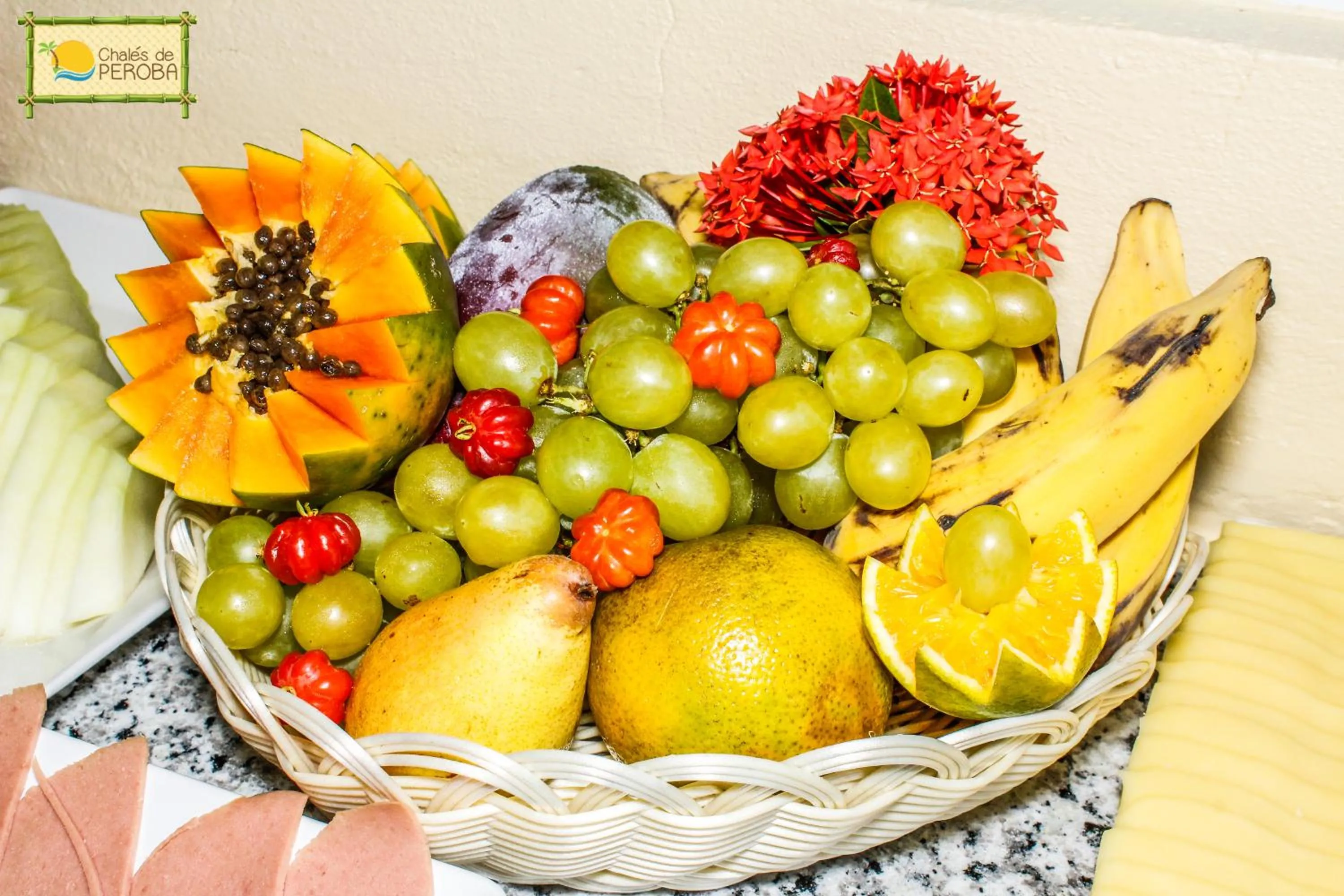 Buffet breakfast in Chalés de Peroba