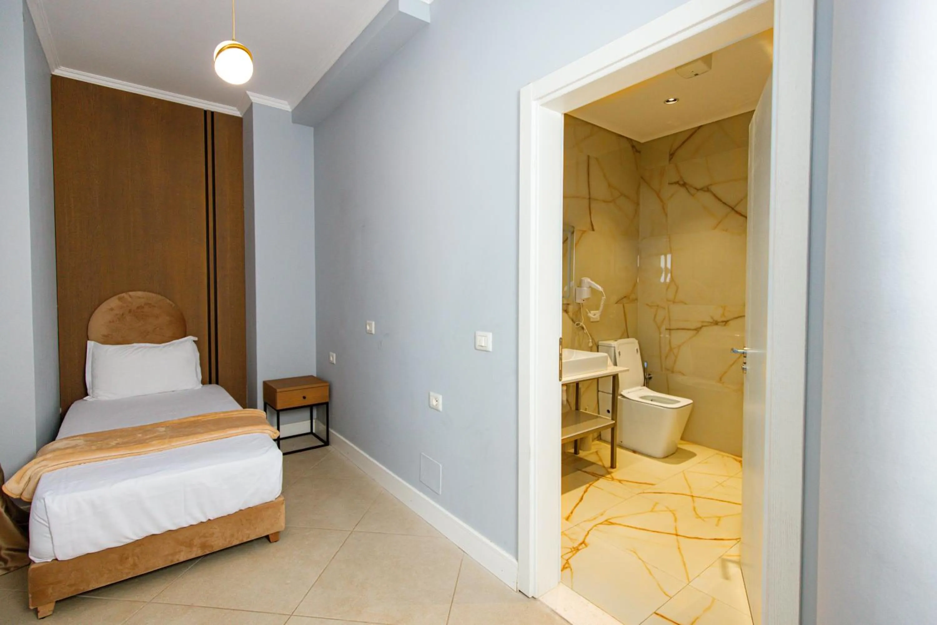 Toilet, Bed in Oxygen Boutique Hotel