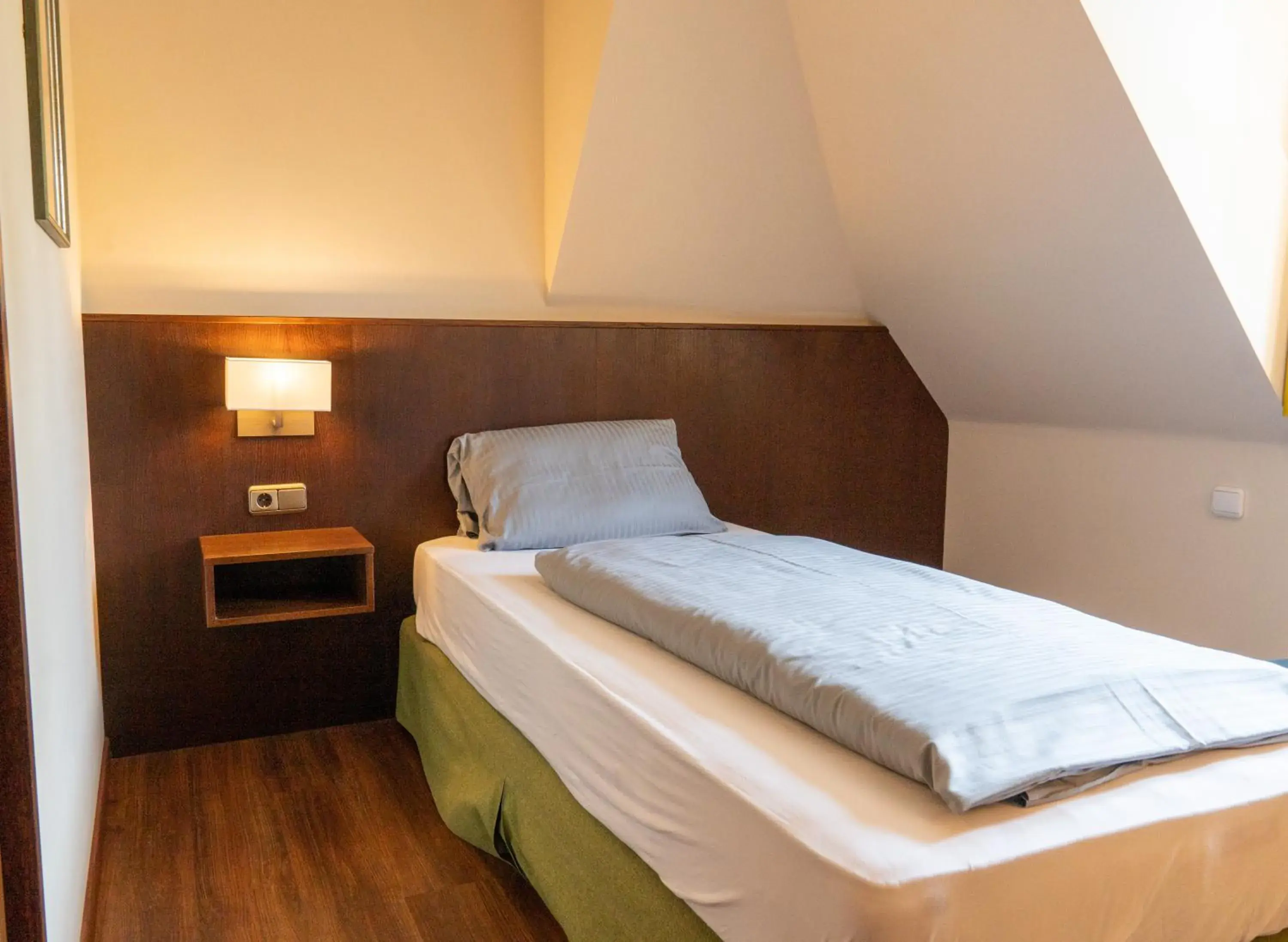 Single Room with Private Bathroom - single occupancy in Hotel Restaurant Mughal Single Room with Private Bathroom - single occupancy in Hotel Restaurant Mughal