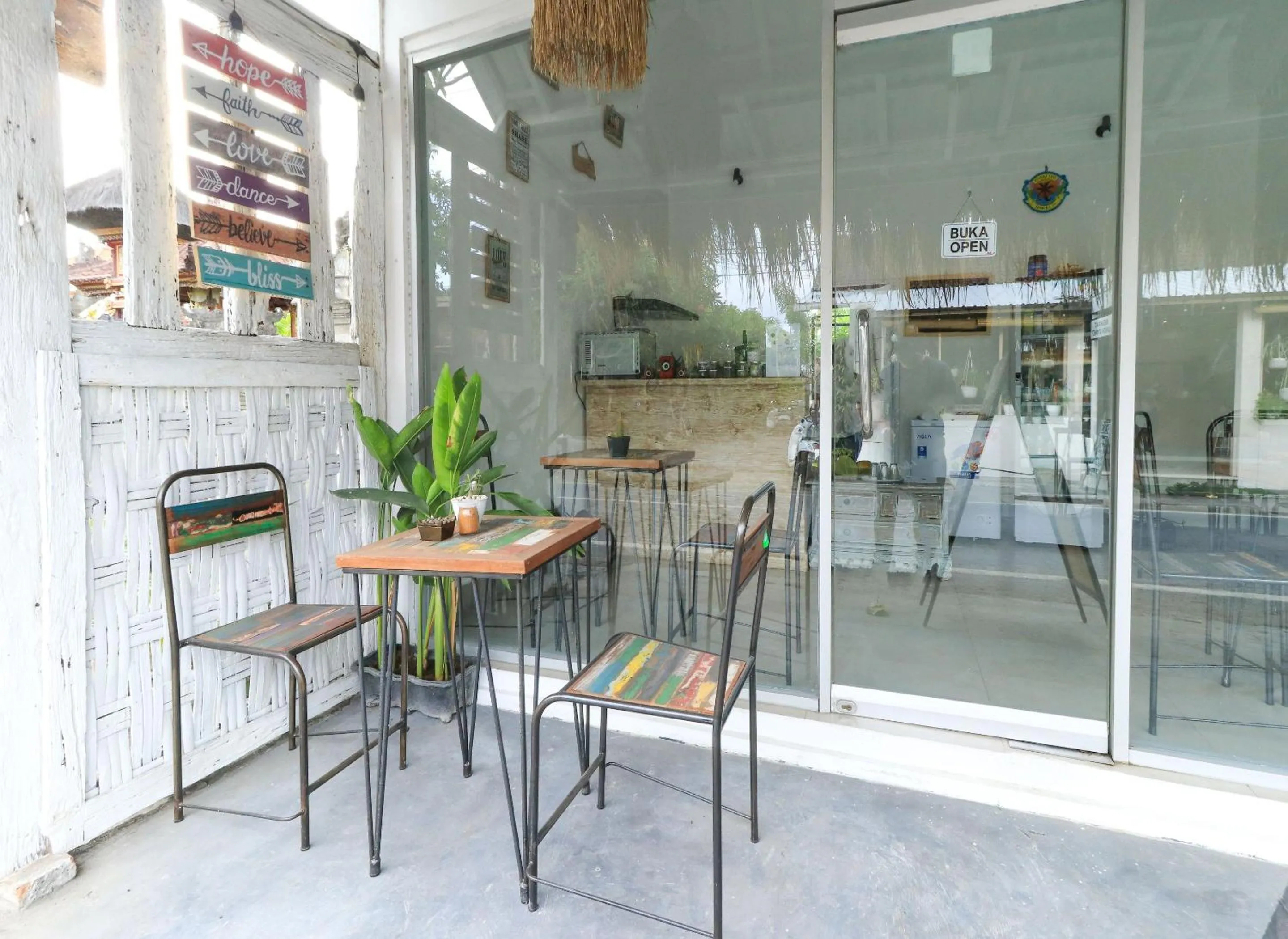 Restaurant/places to eat in The Wina Echo Beach Guest House