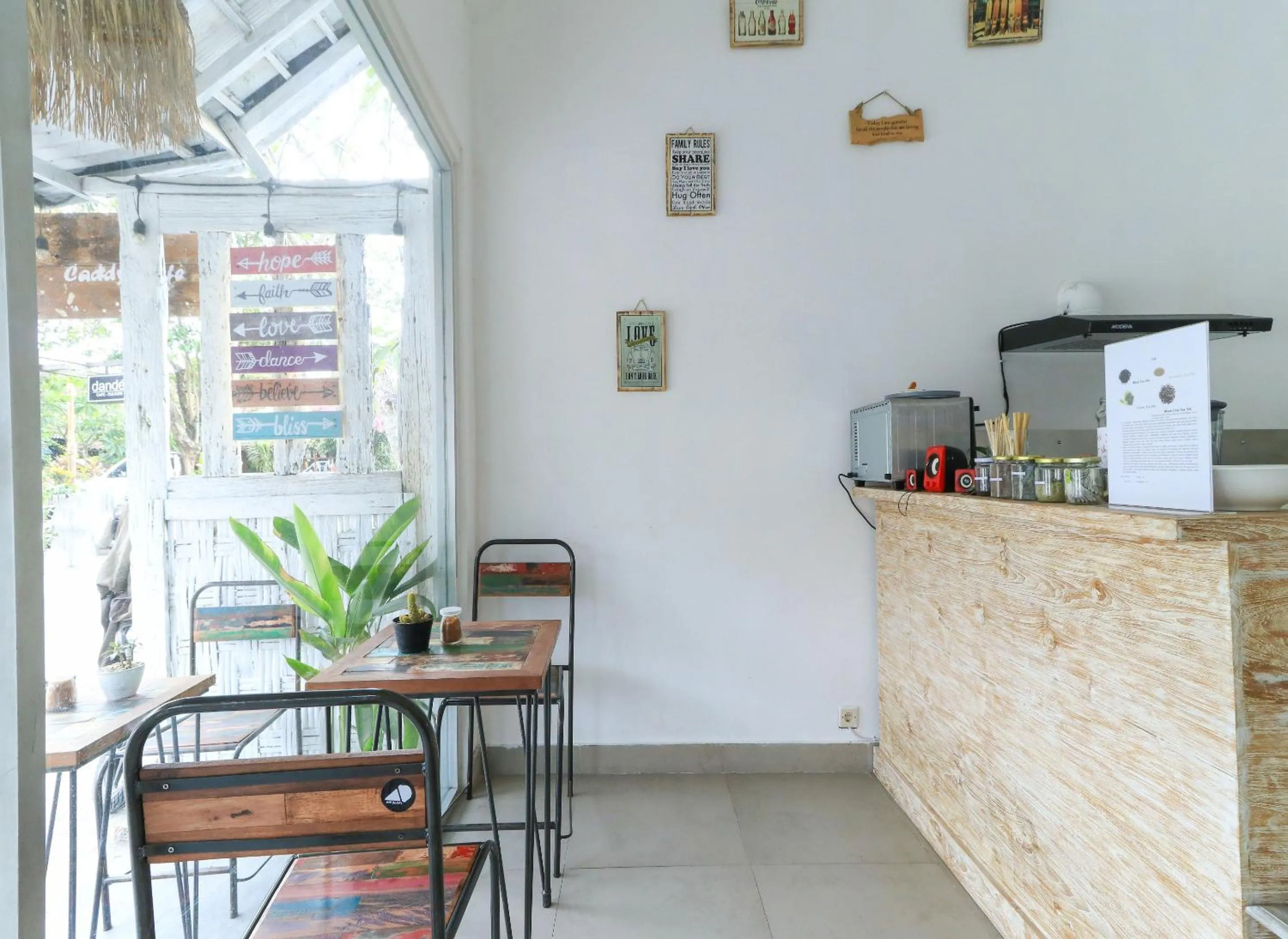 Restaurant/places to eat in The Wina Echo Beach Guest House