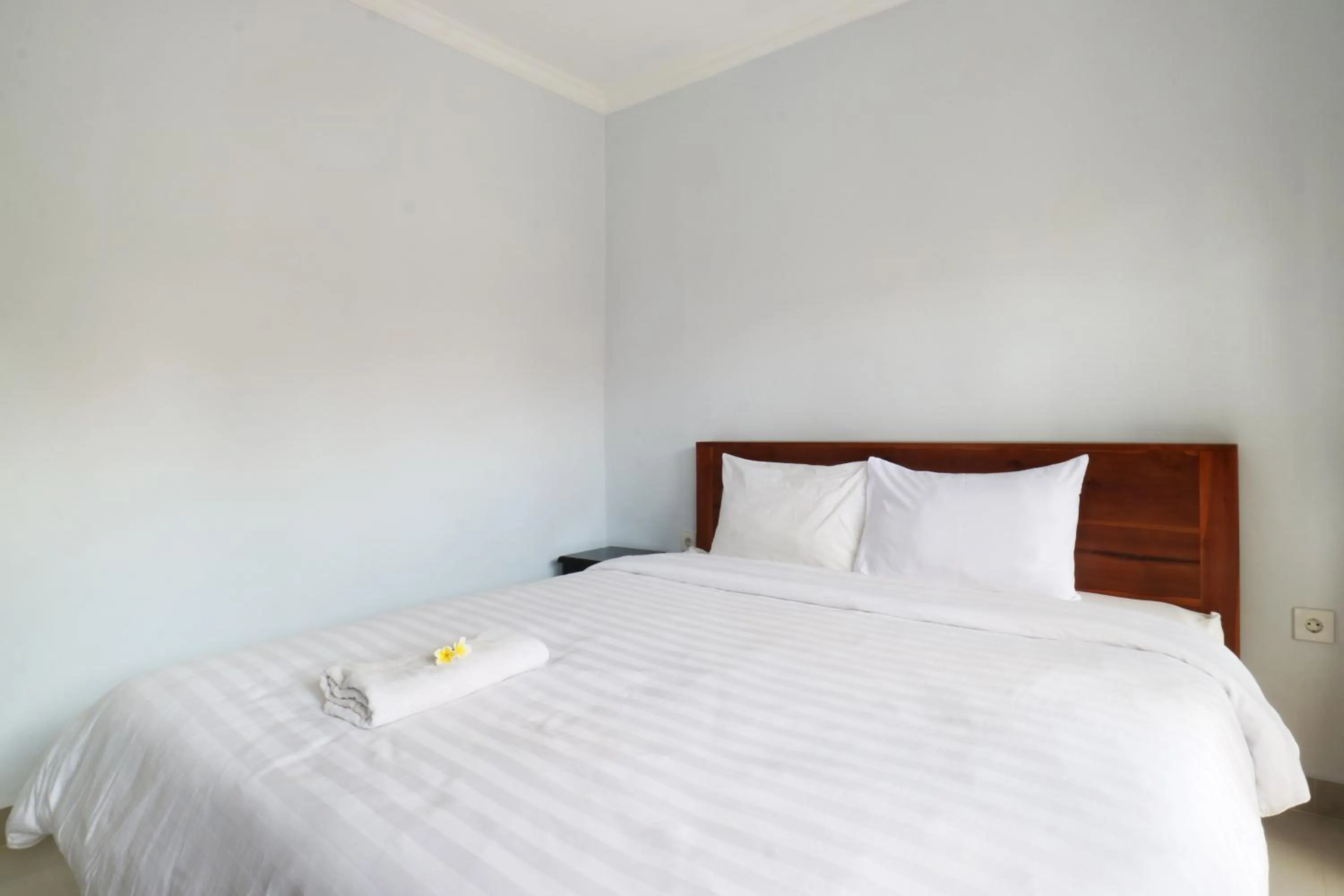 Bedroom, Bed in The Wina Echo Beach Guest House