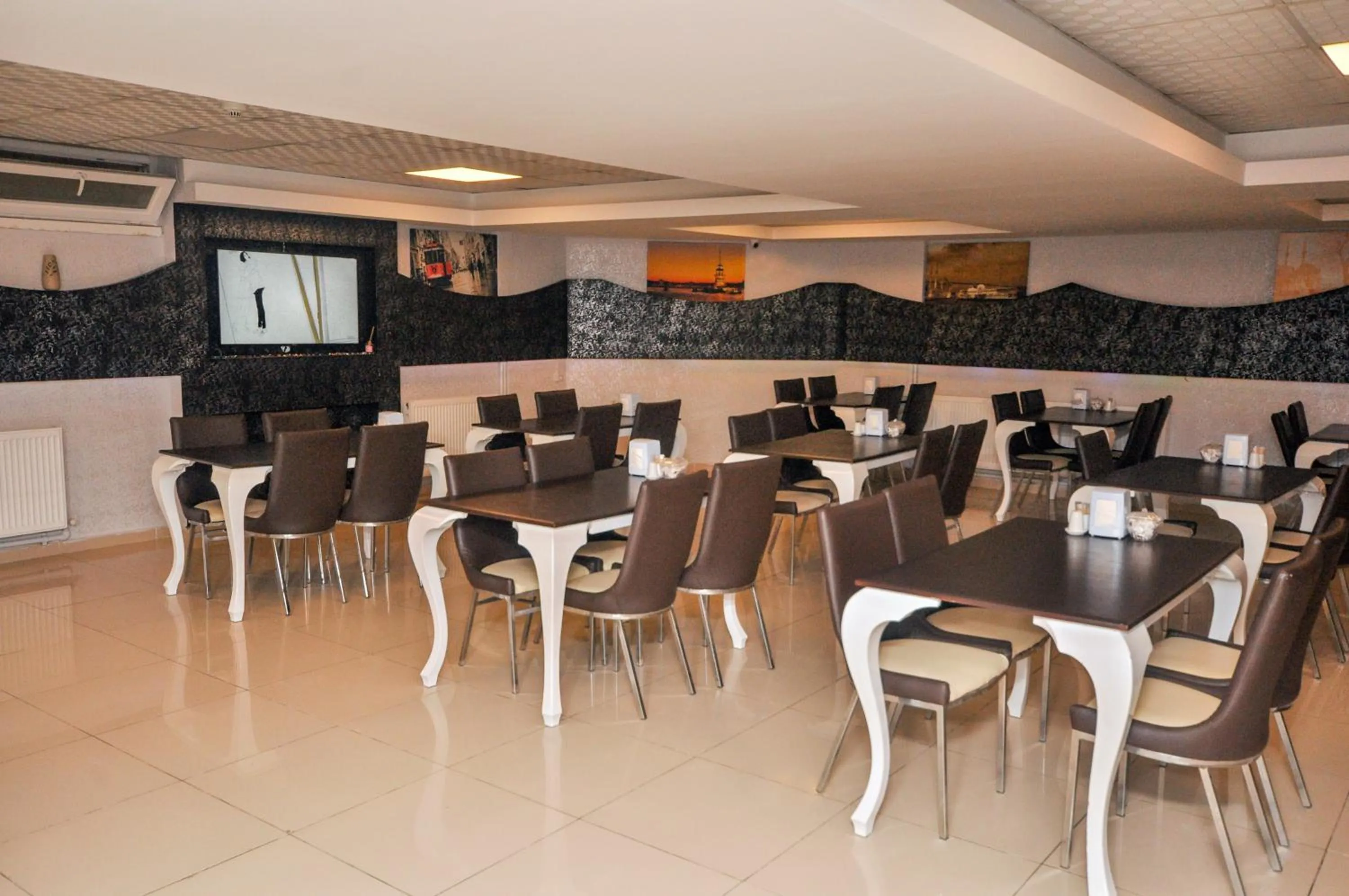 Restaurant/places to eat in White Palace Hotel