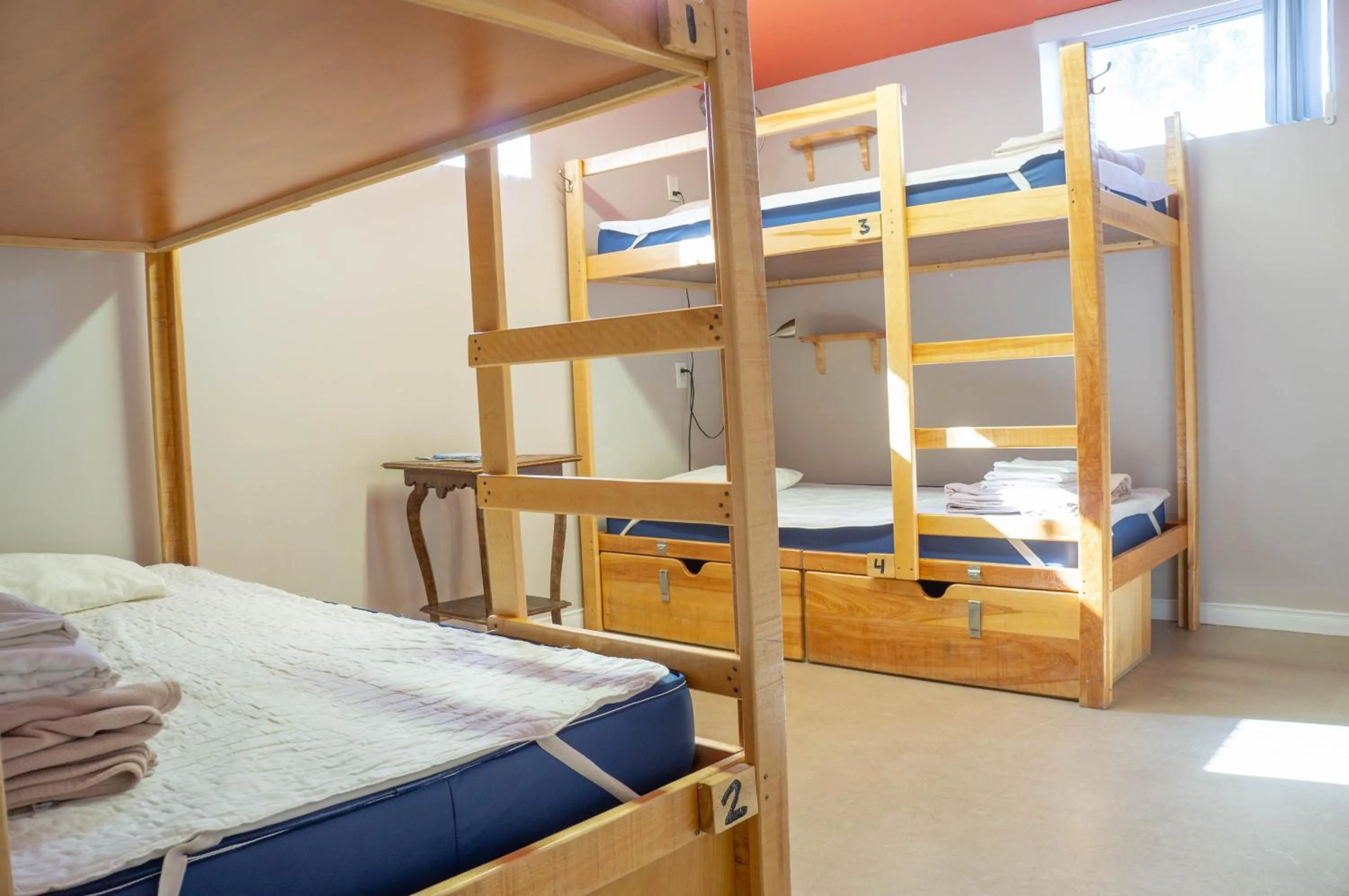 bunk bed, Bed in La Secousse
