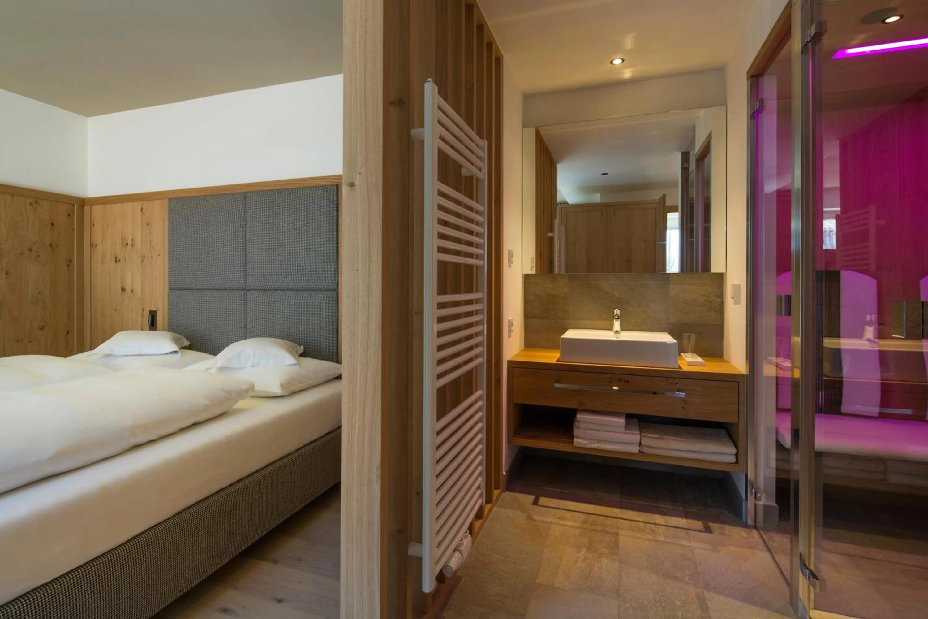 Bathroom, Bed in Mölgg Dolomites Residence