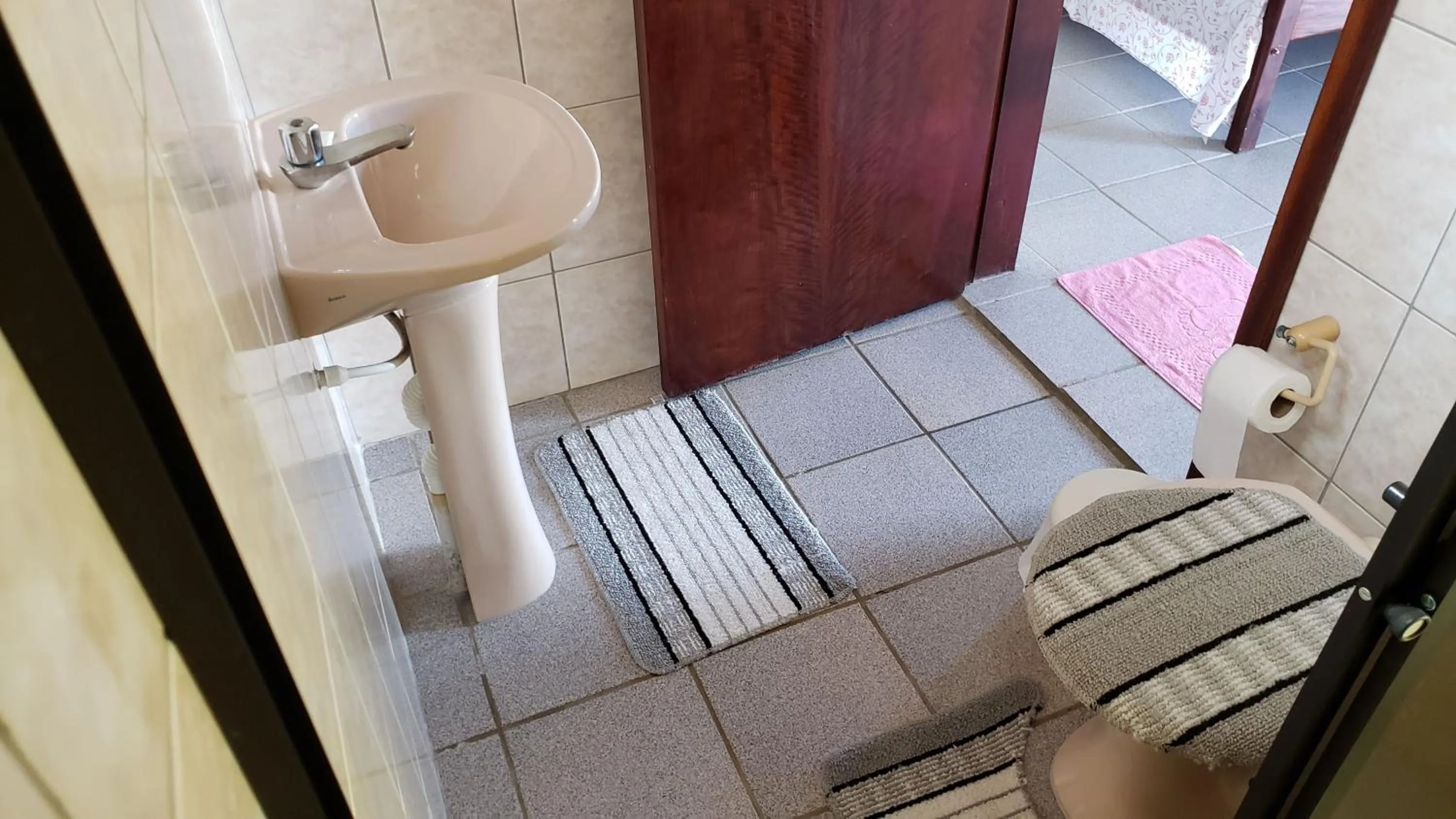 Toilet in Pousada Atelier Aly da Costa