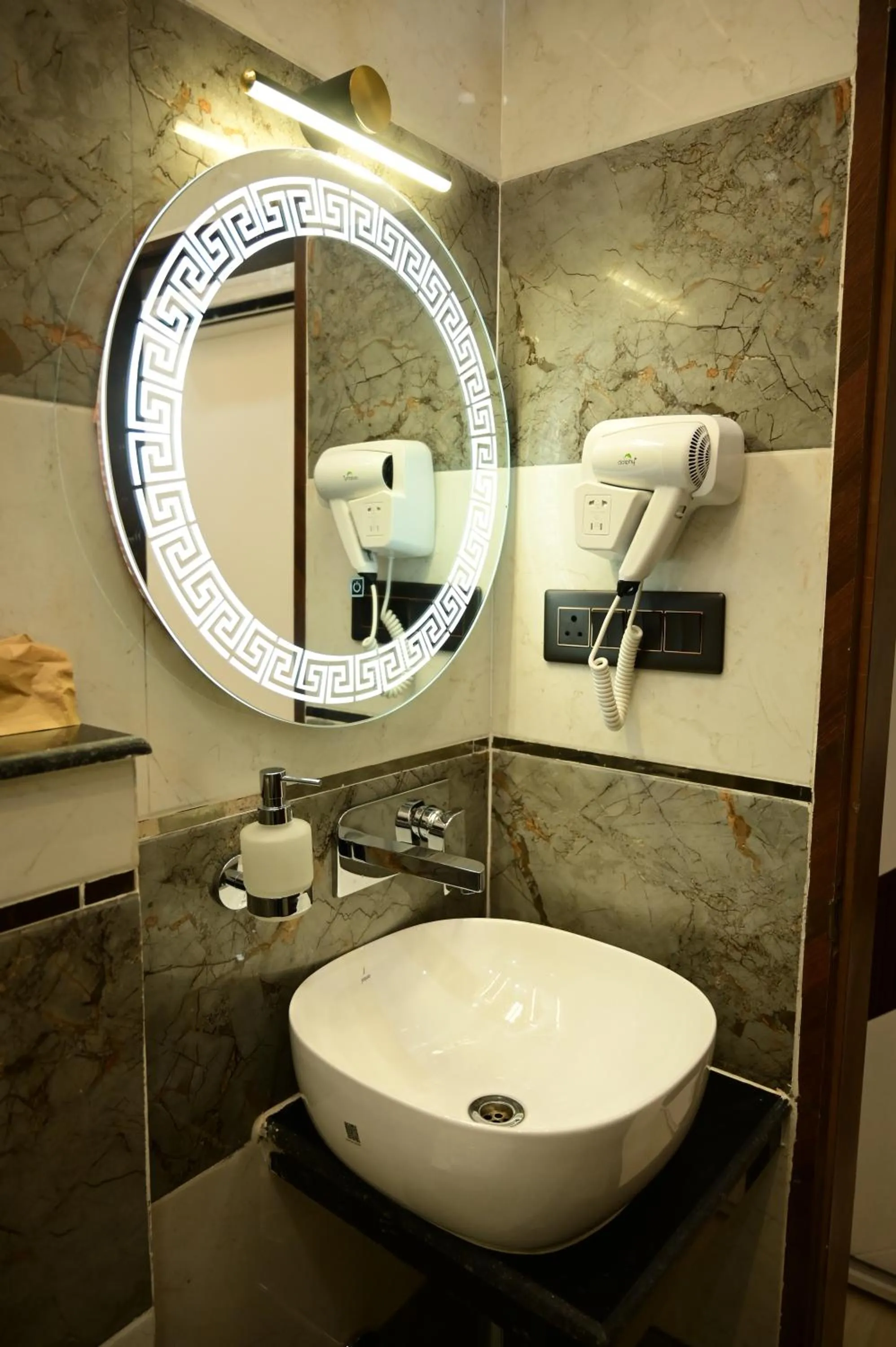 Shower in Hotel Vedic Inn