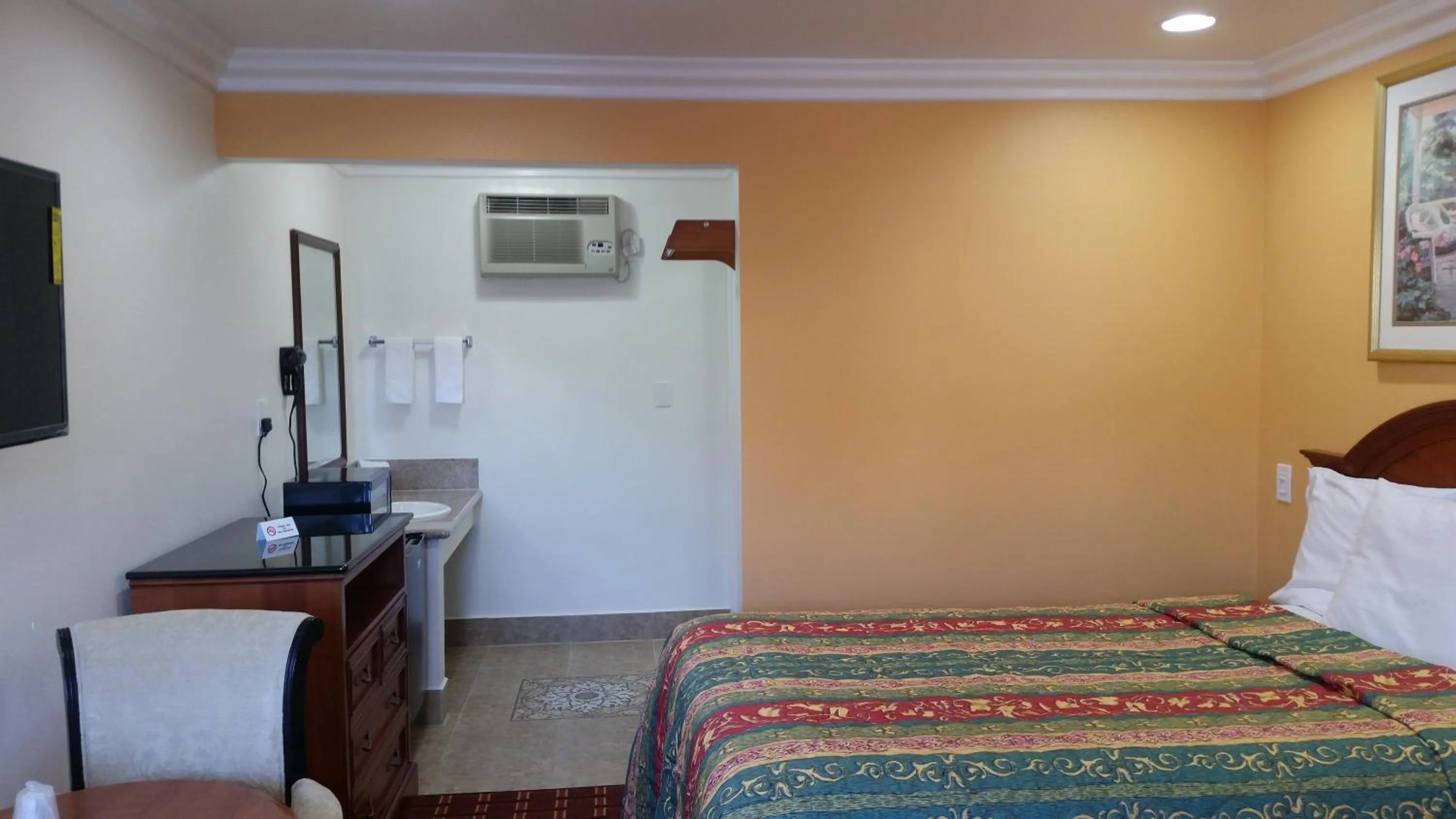 Photo of the whole room, Bed in Kona Inn Motel Anaheim