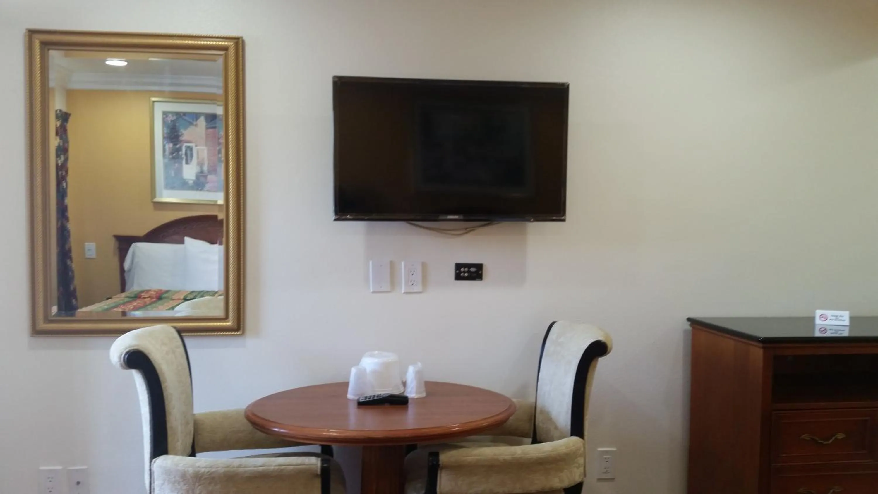 Seating area in Kona Inn Motel Anaheim