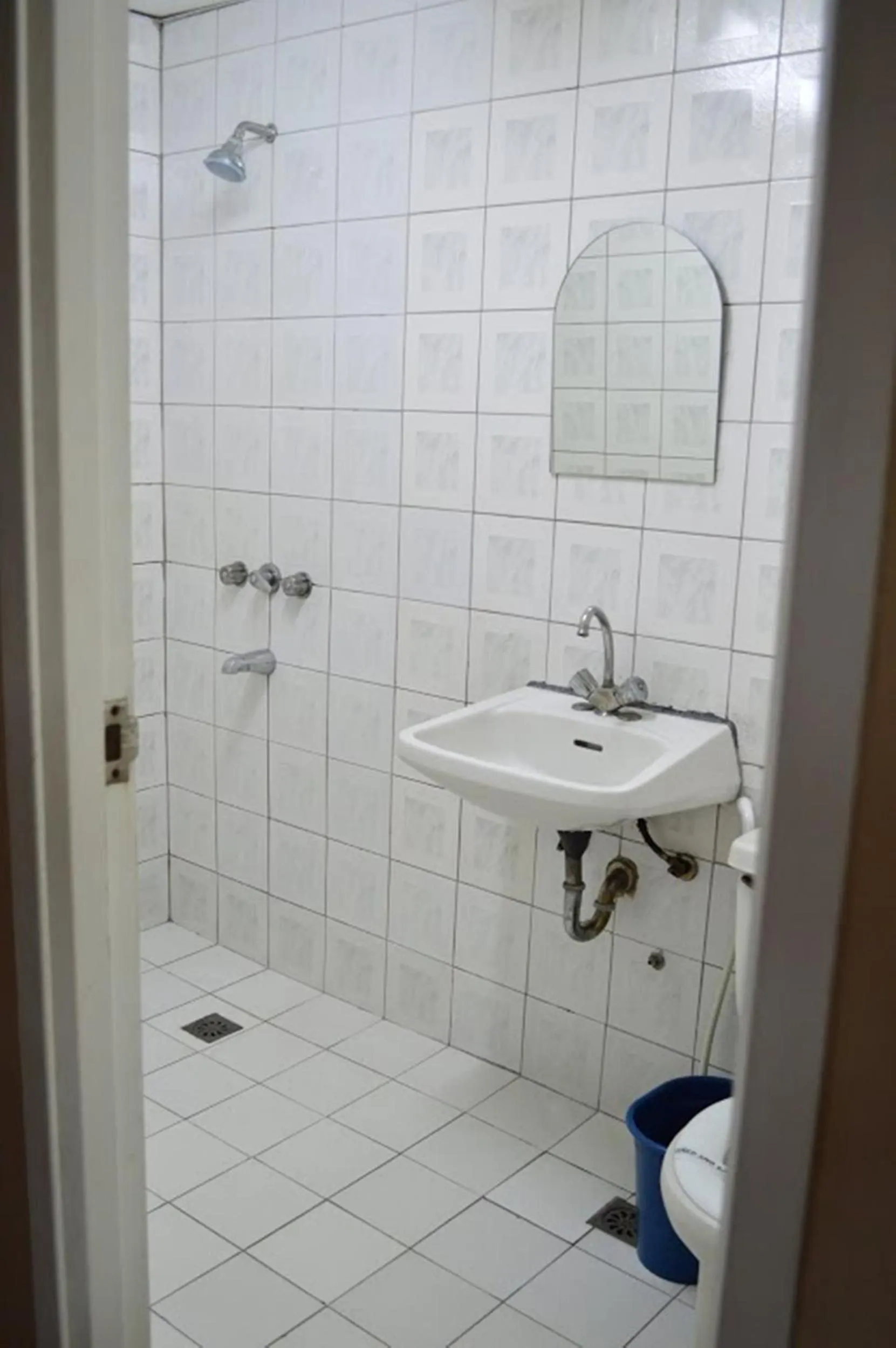 Shower in Hotel Sogo - Monumento, LRT Station