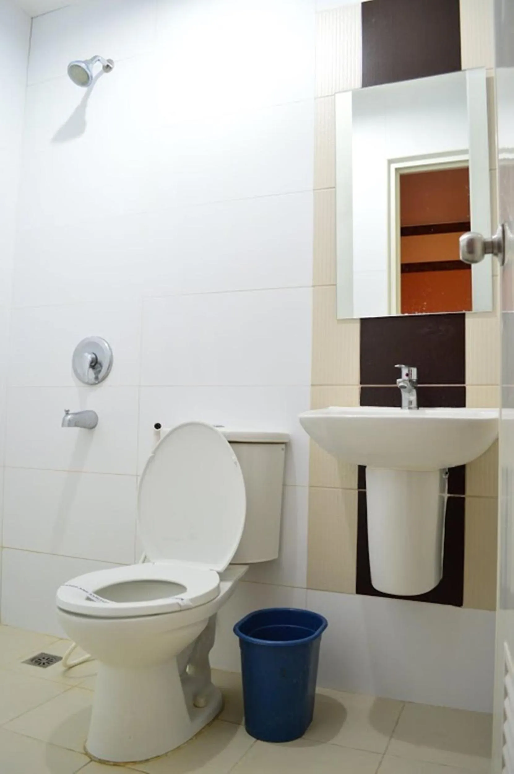 Shower in Hotel Sogo - Monumento, LRT Station