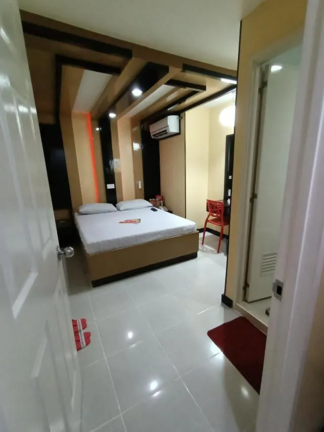 Bedroom, Bed in Hotel Sogo - Monumento, LRT Station