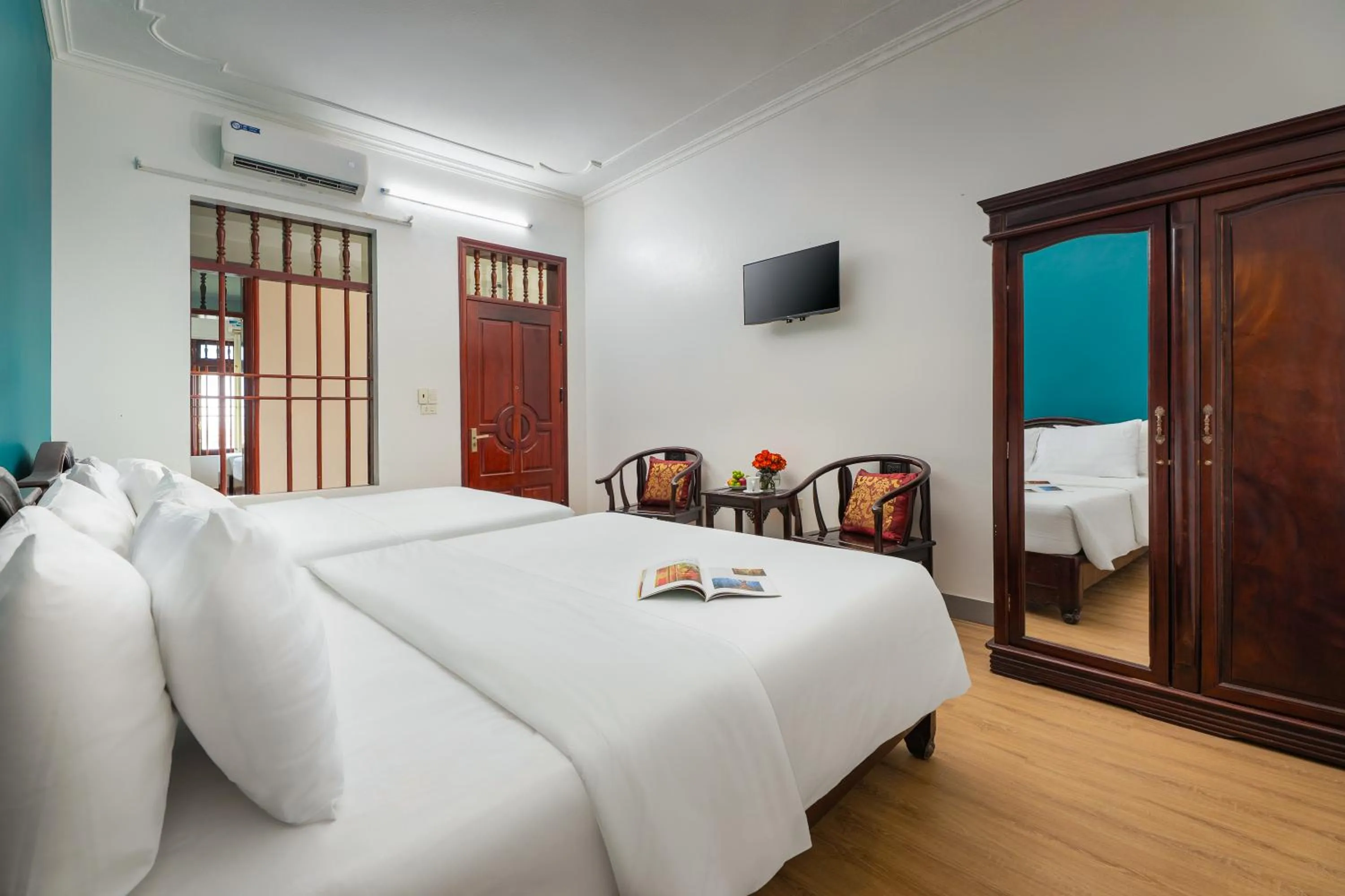 Bedroom, Bed in Viet Nhat Hotel