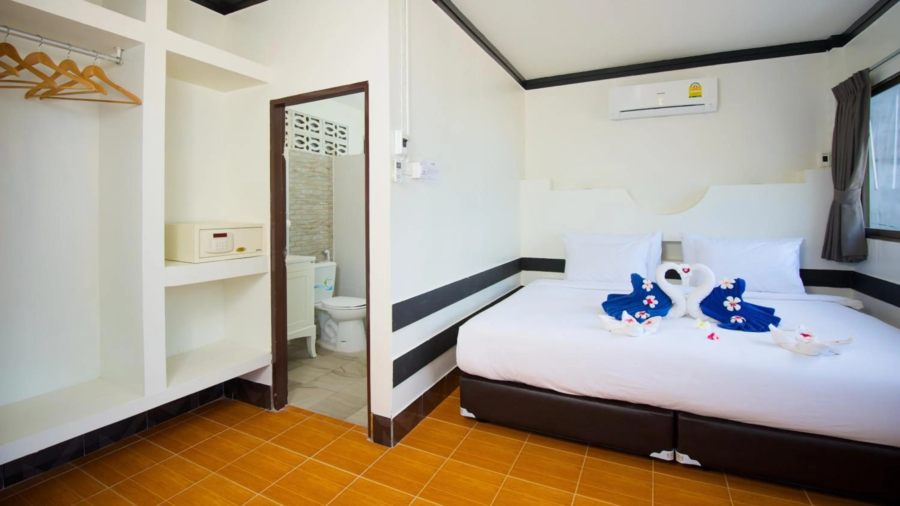 Photo of the whole room, Bed in Simple Life Talay & Divers Resort