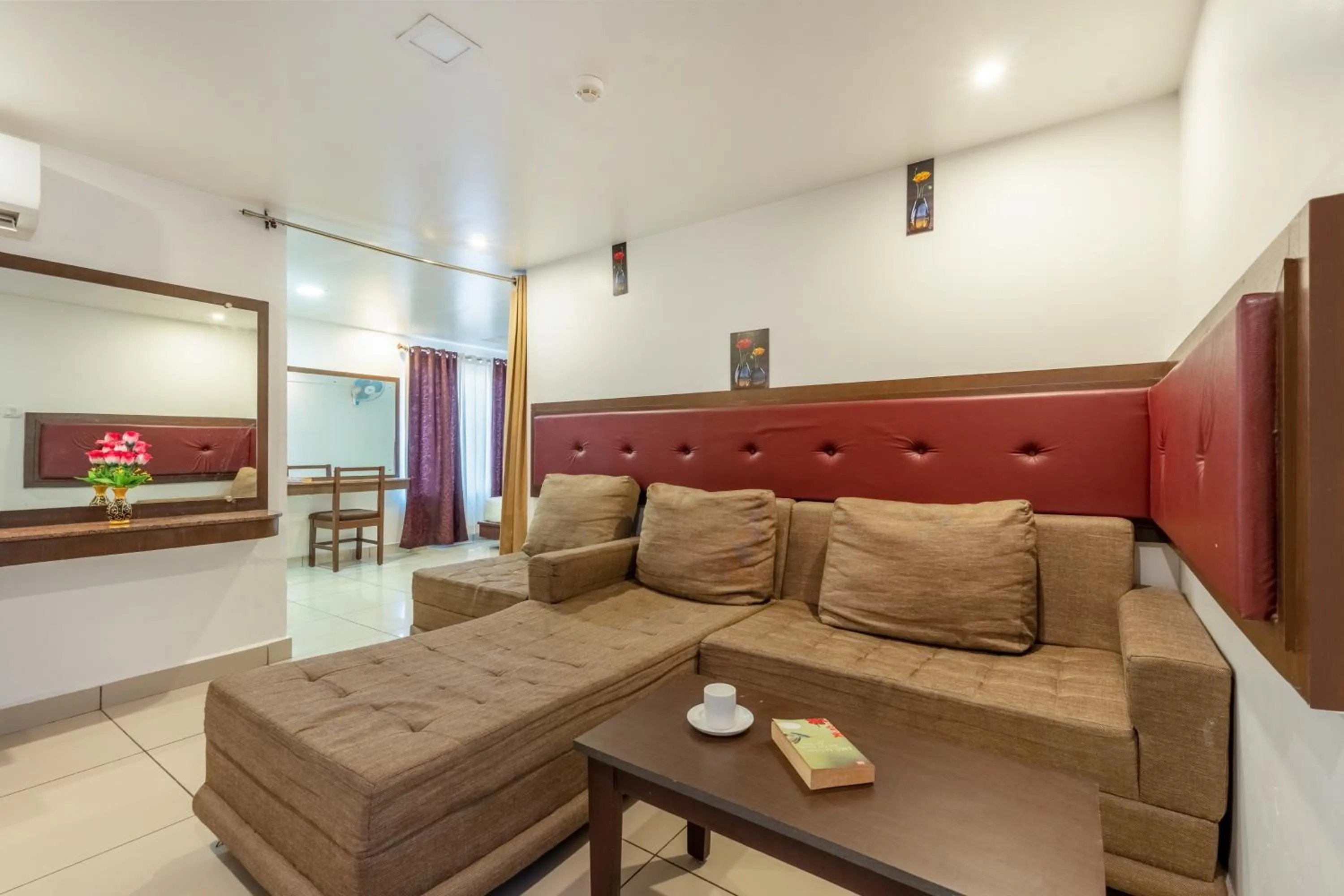 Seating area in Treebo South Avenue, 700 Mts From Promenade Beach