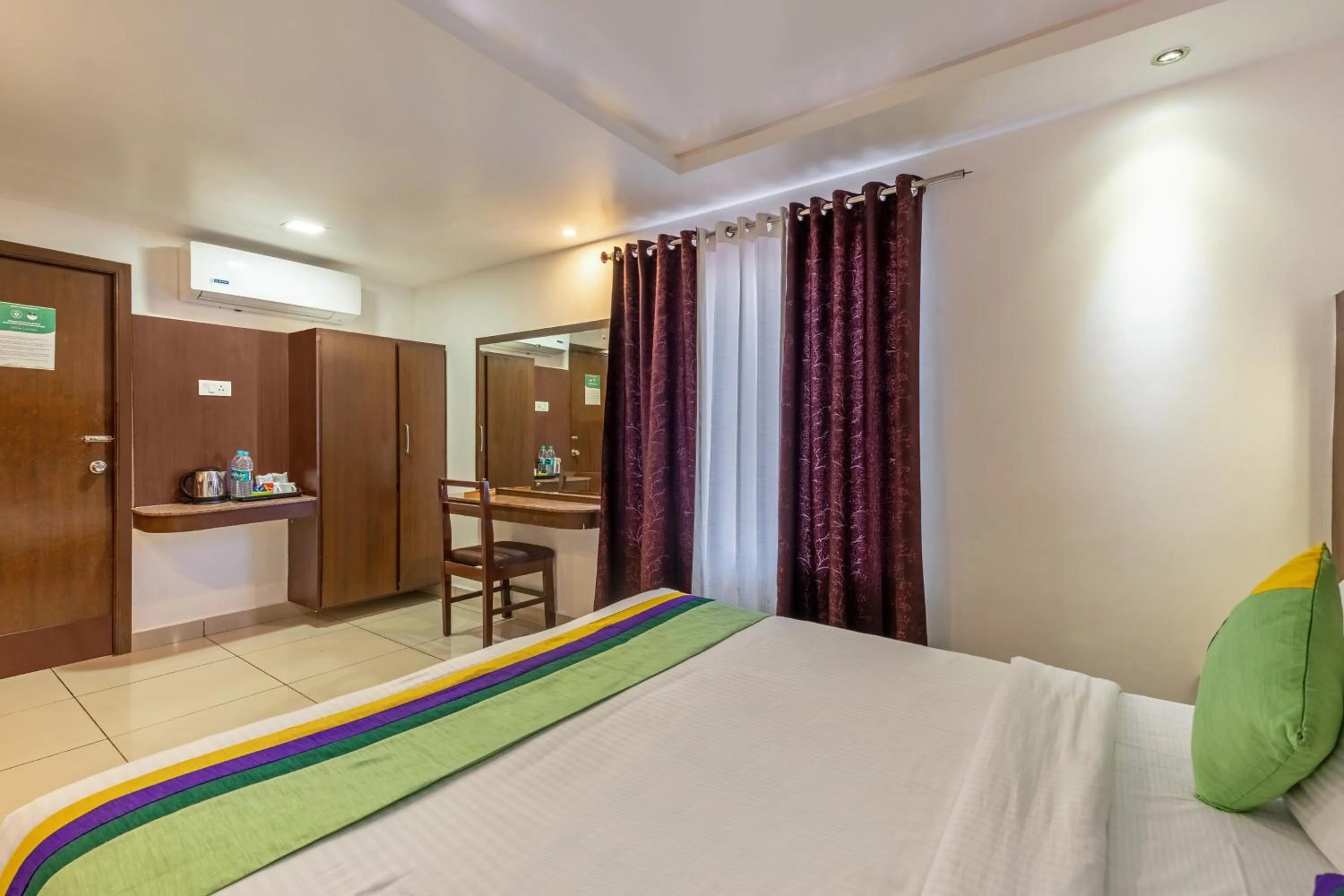 Bedroom, Bed in Treebo South Avenue, 700 Mts From Promenade Beach