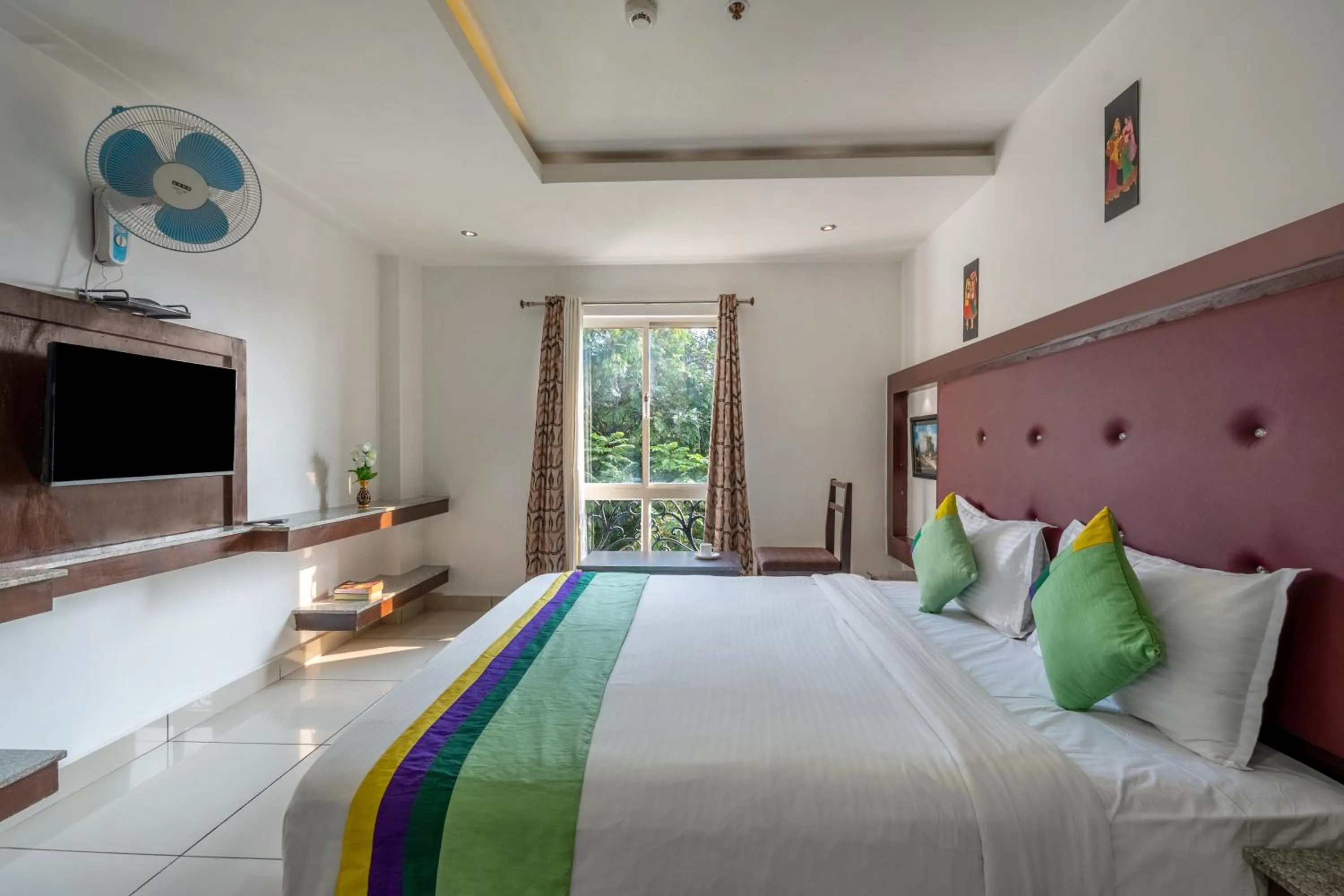 Bedroom, Bed in Treebo South Avenue, 700 Mts From Promenade Beach