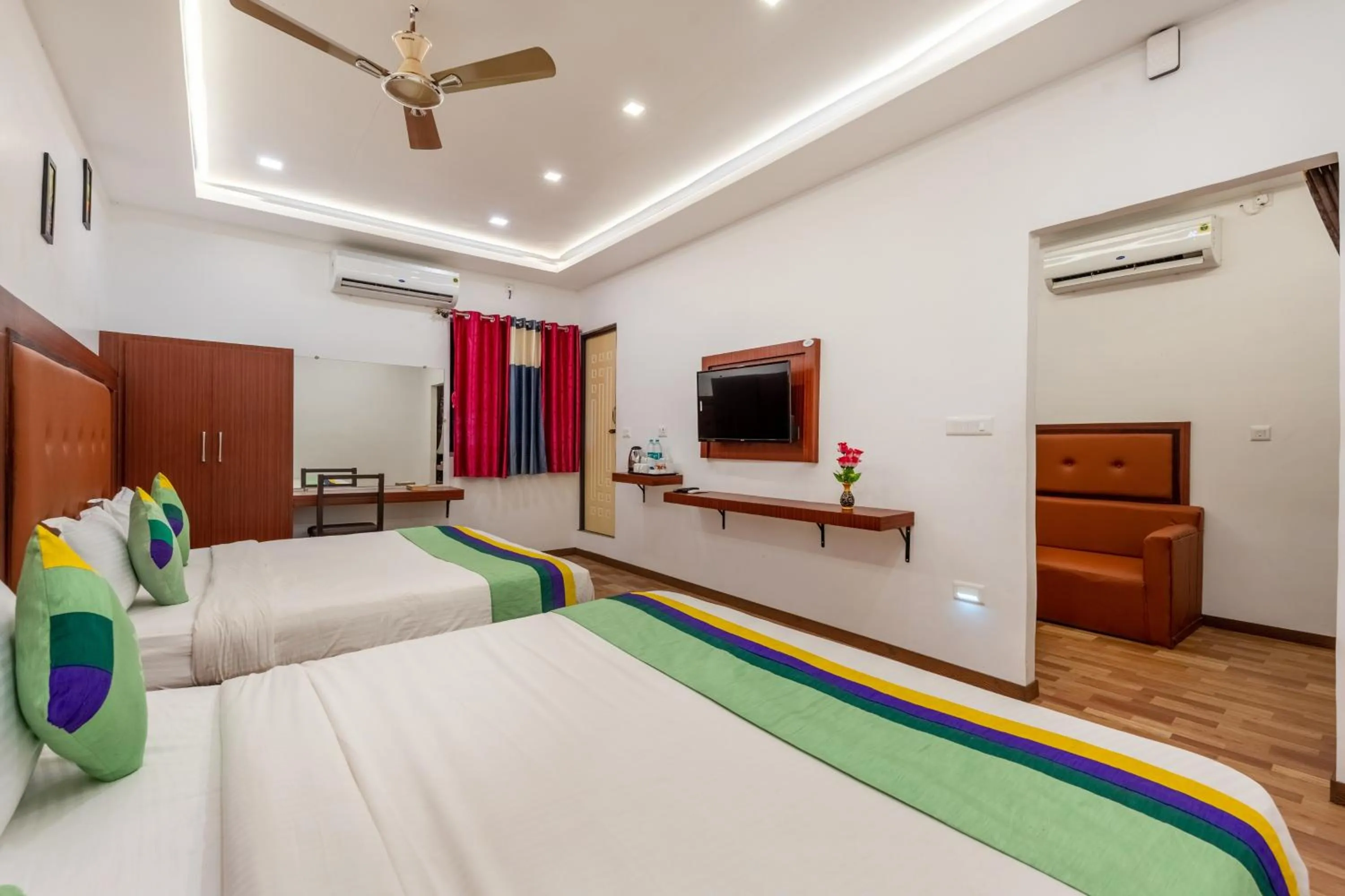 Bedroom, Bed in Treebo South Avenue, 700 Mts From Promenade Beach