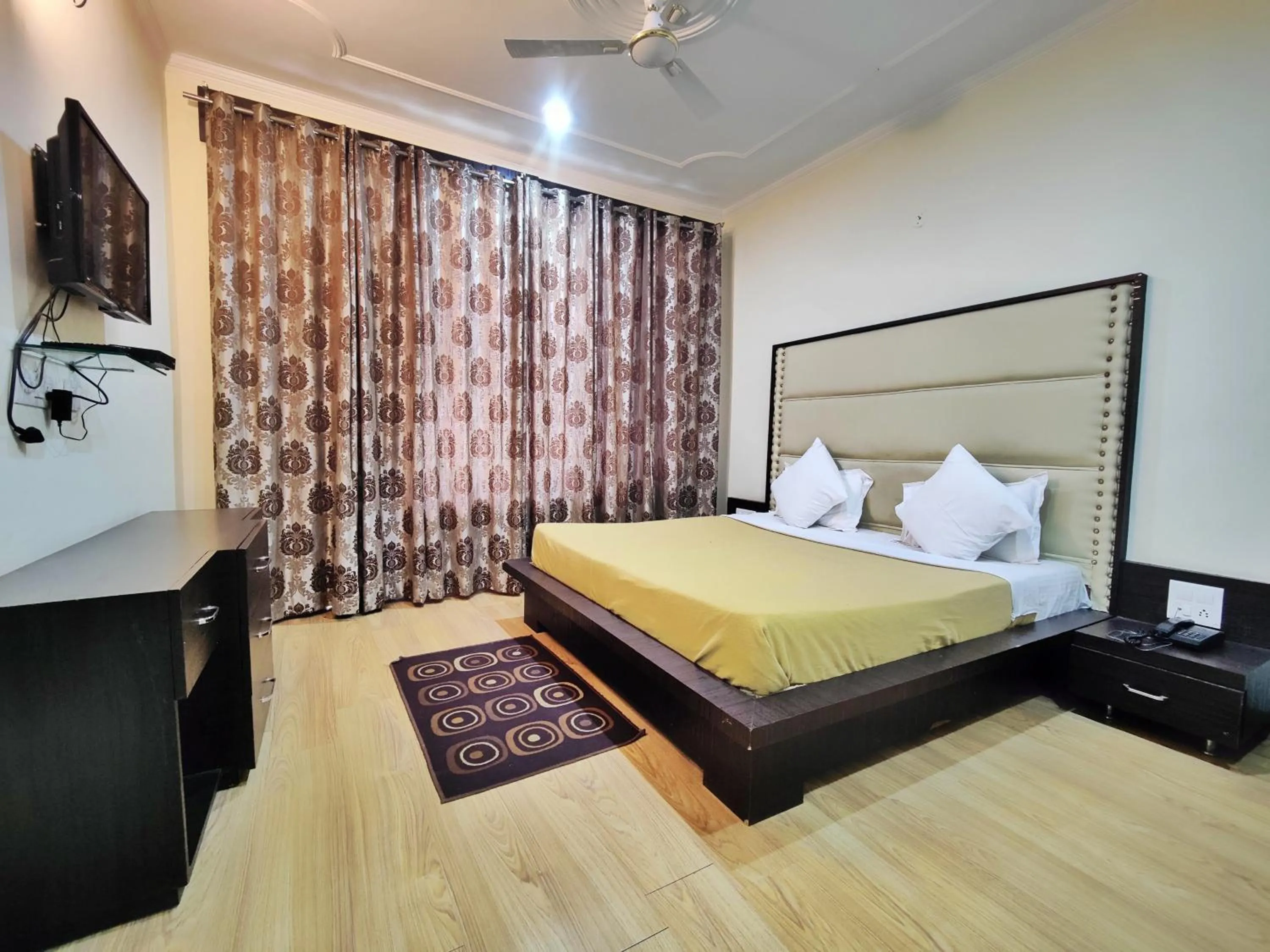 Photo of the whole room, Bed in Gagan Resorts